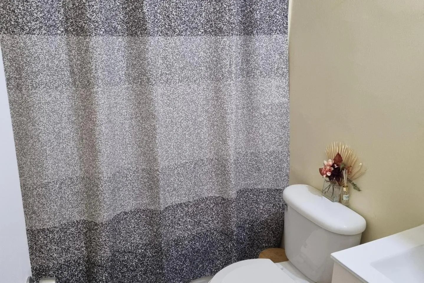 2-Bed Sleeps 4 Private Garden Parking