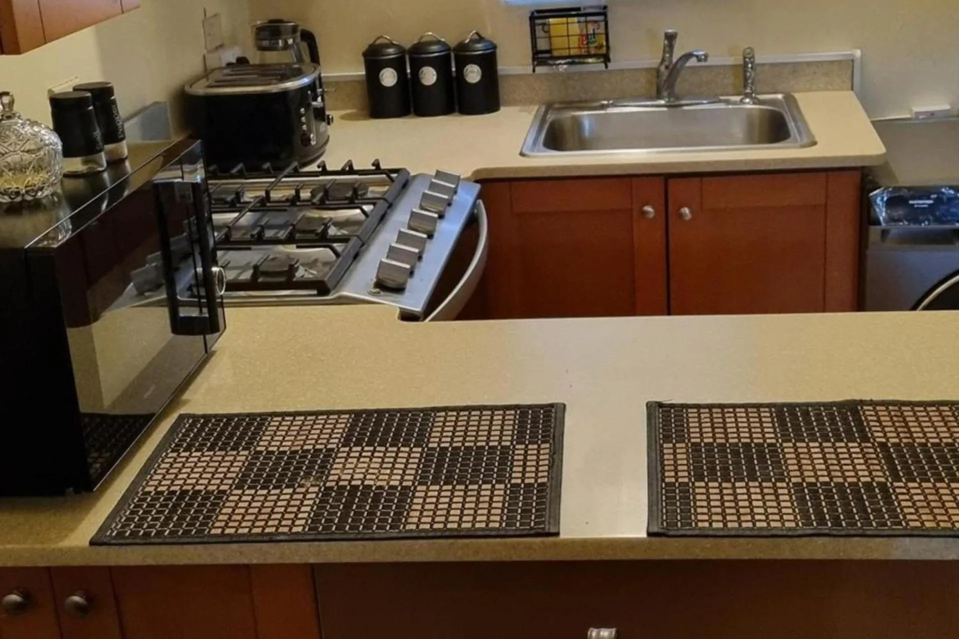 2-Bed Sleeps 4 Private Garden Parking