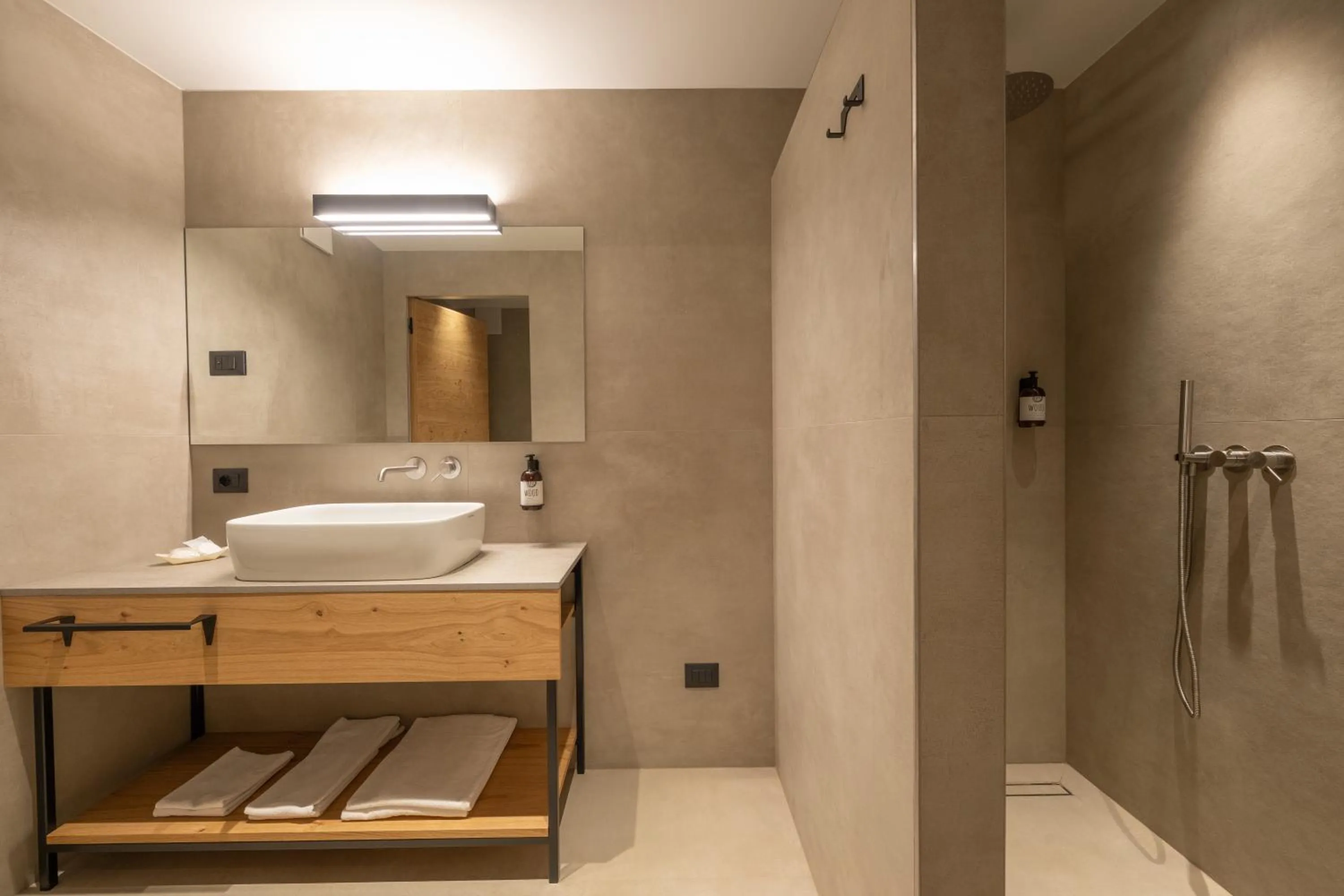 Shower, Bed in Etra Suites & Apartments