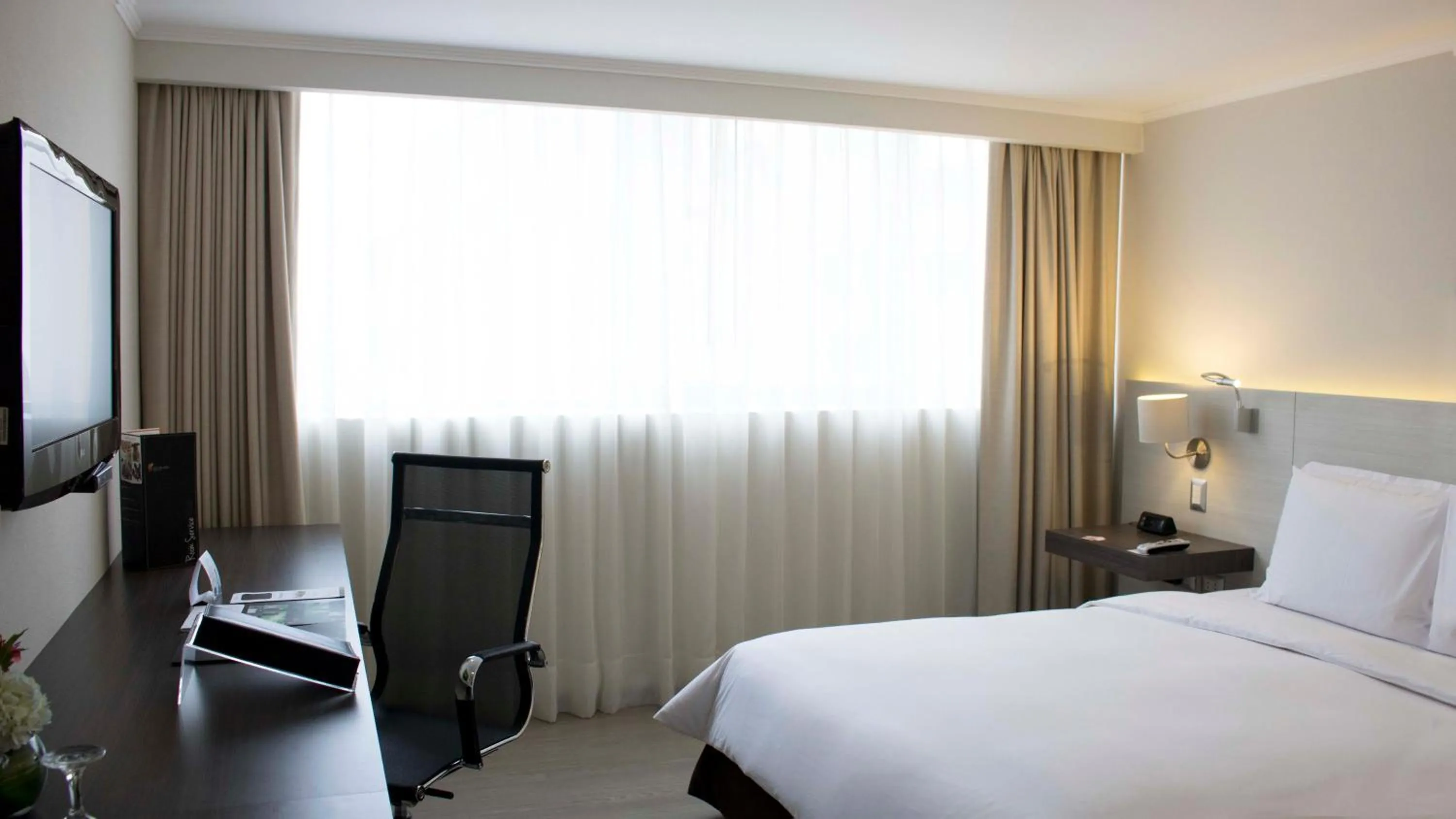 Bed in Sol de Oro Hotel & Suites