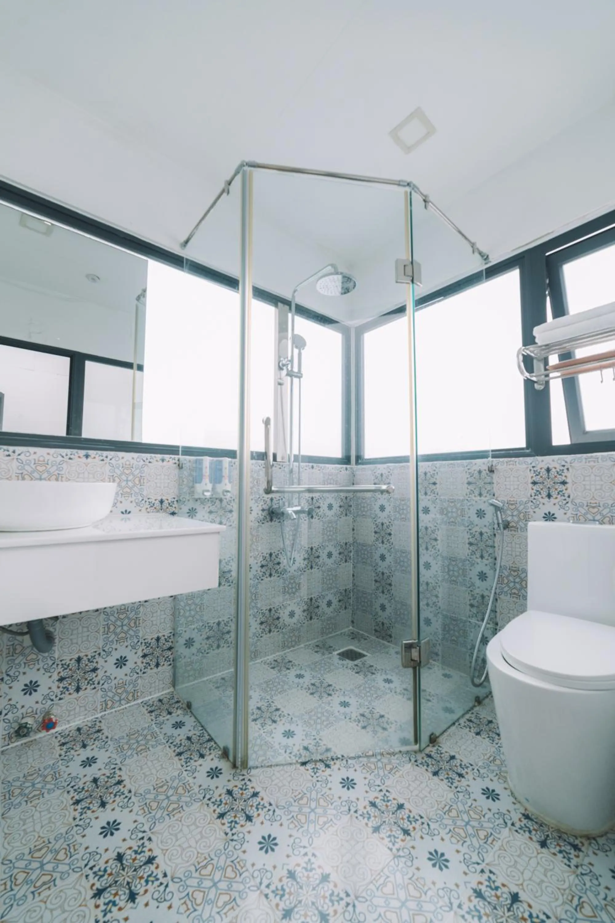 Shower in Hạ Na Hotel Đà Lạt