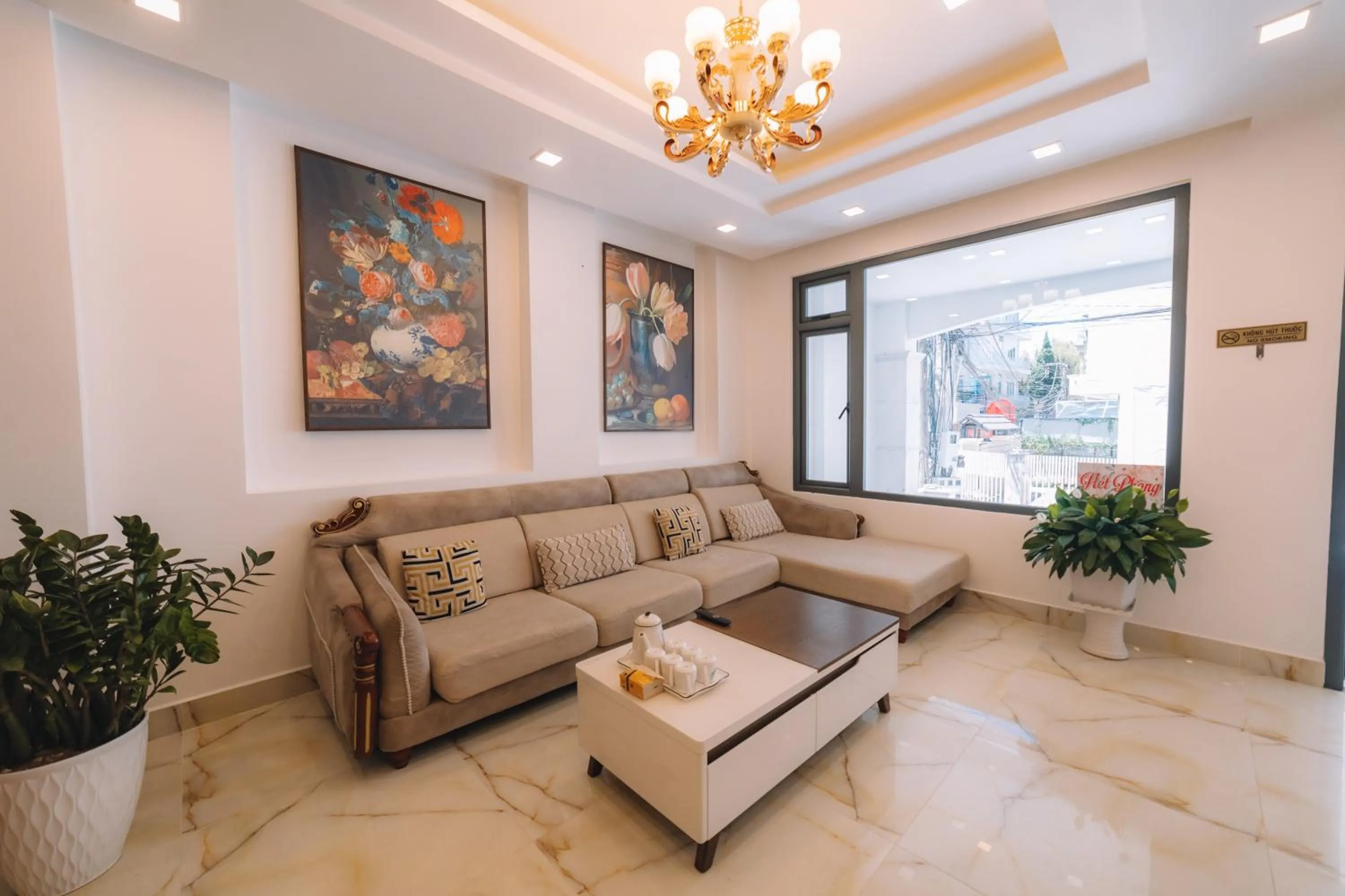 Communal lounge/ TV room in Hạ Na Hotel Đà Lạt