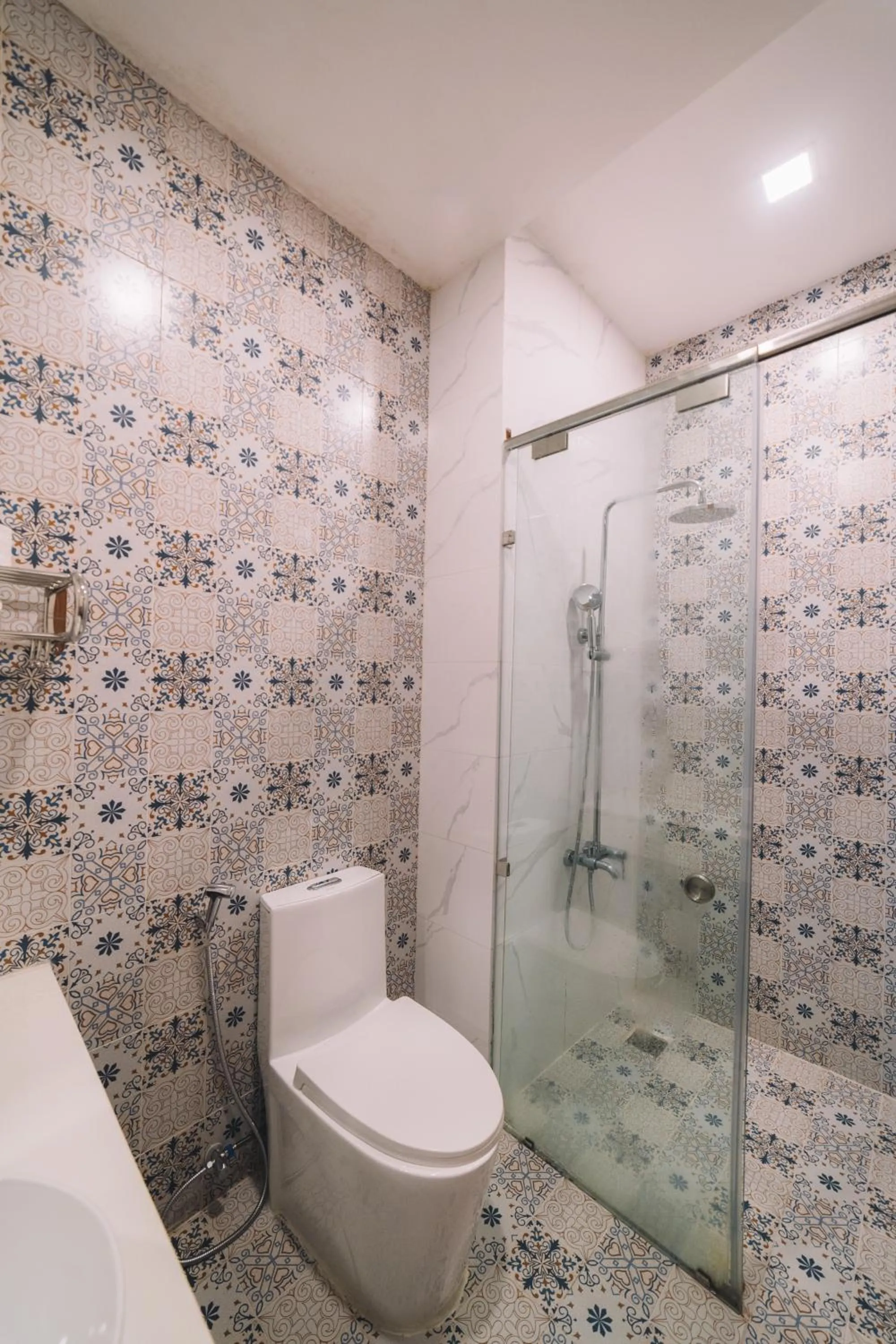Shower in Hạ Na Hotel Đà Lạt