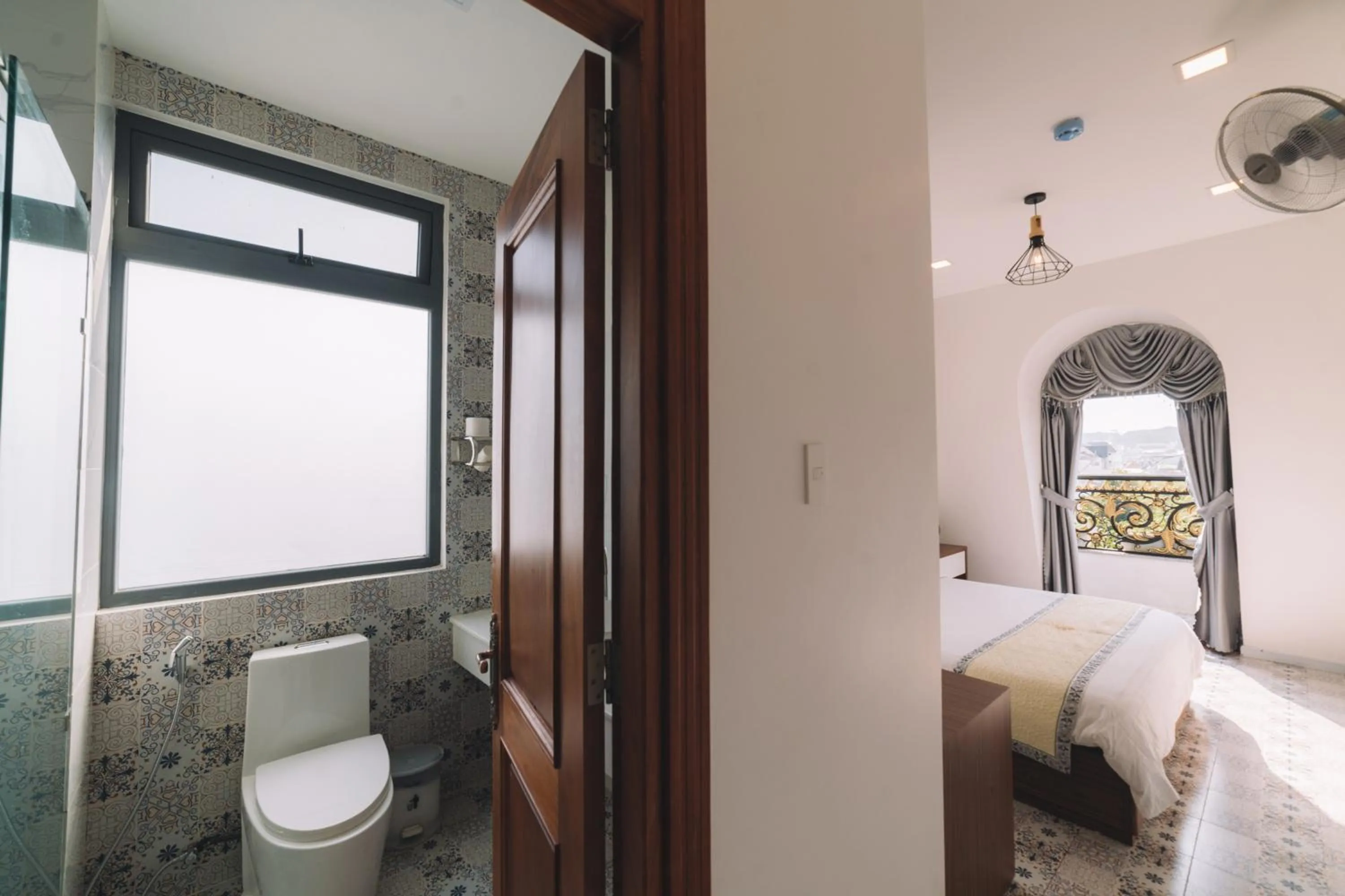 Shower, Bed in Hạ Na Hotel Đà Lạt