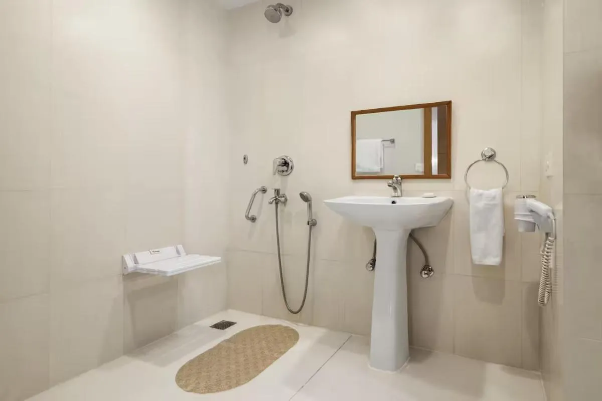 Shower in Sangam Hotel