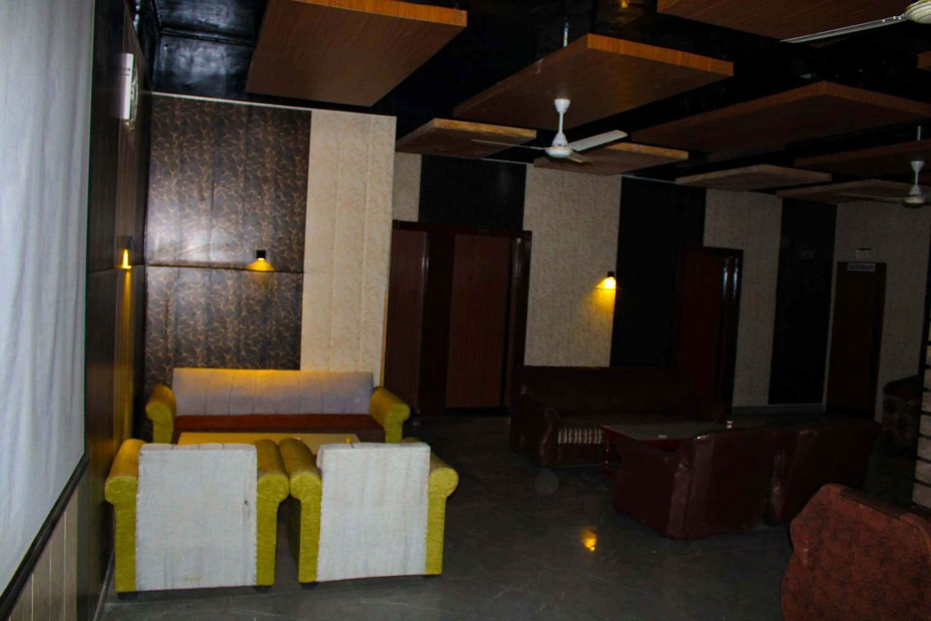 Restaurant/places to eat in Sangam Hotel