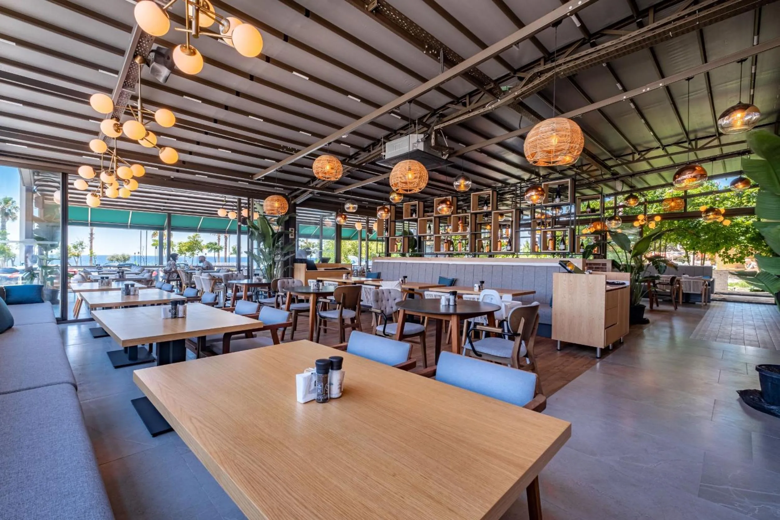 Restaurant/places to eat in PEARLY HOTEL