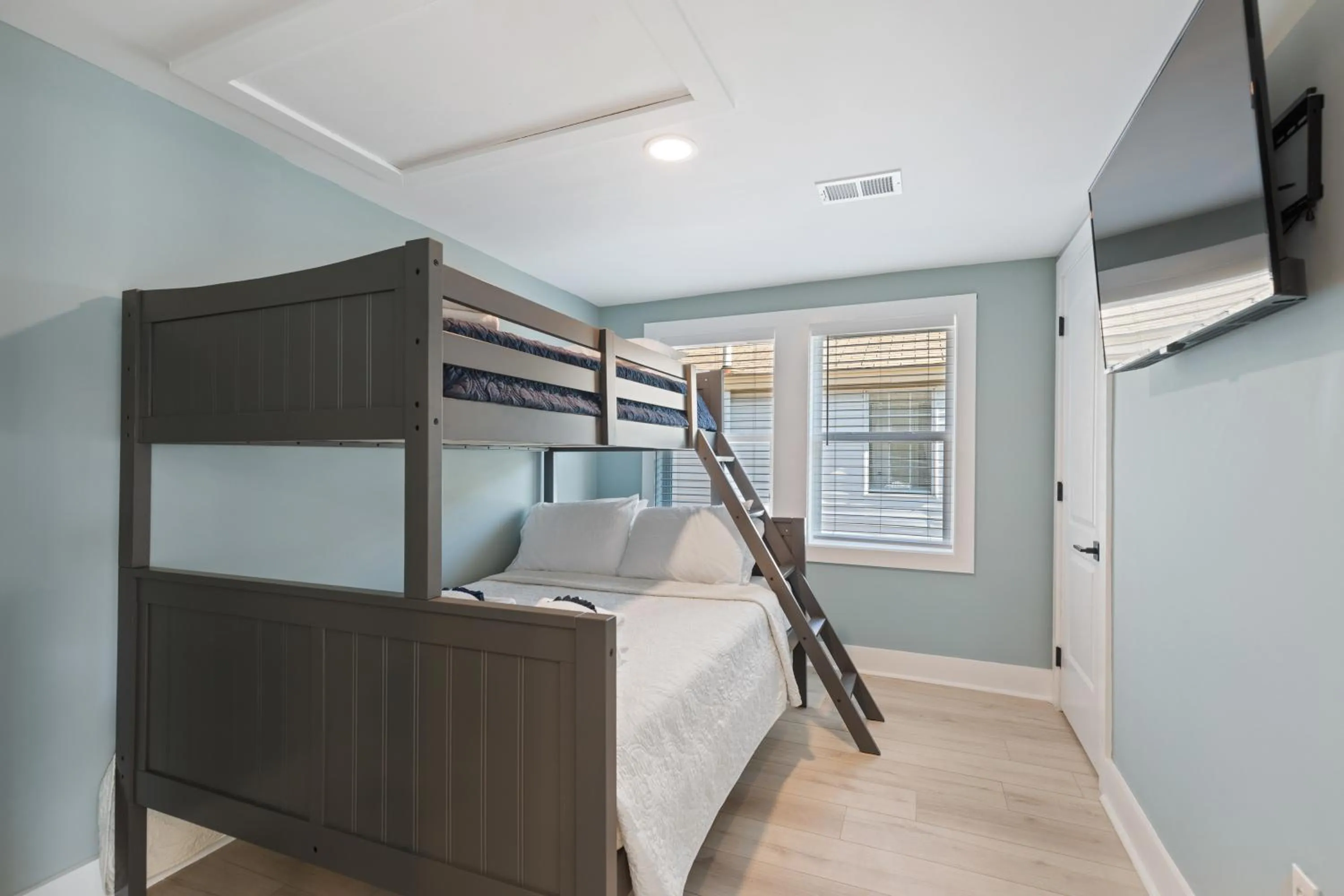 Bed in 222 W Ashley - Sea Breeze - Minutes to the Ocean and Downtown Folly Beach