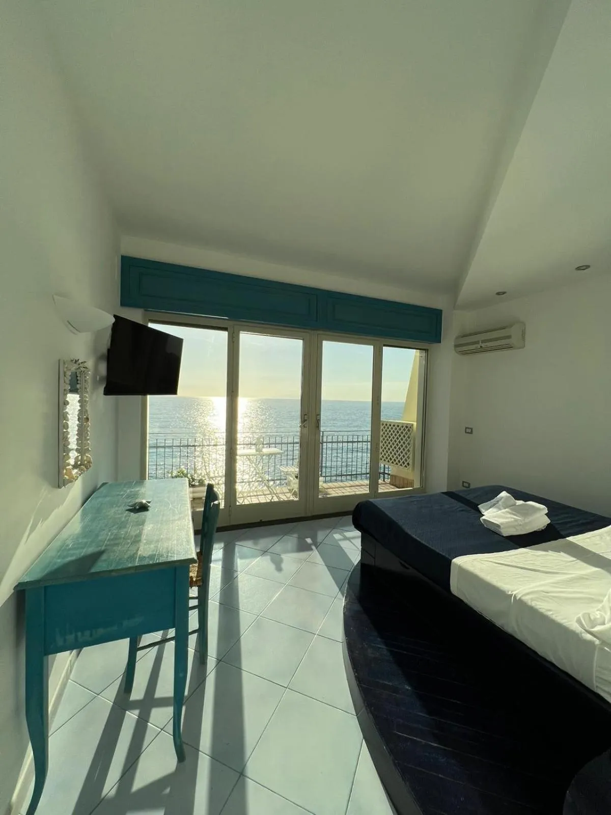 Photo of the whole room, Bed in Residenza Mare di Sotto Sorrento