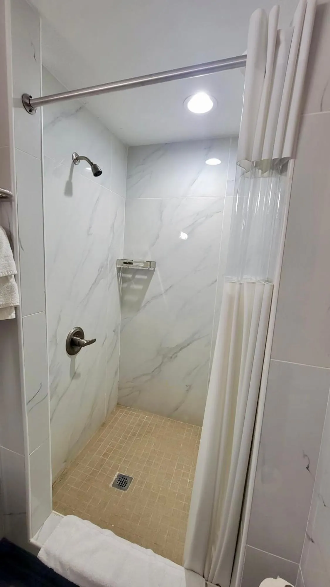 Shower in Budget Inn & Suites