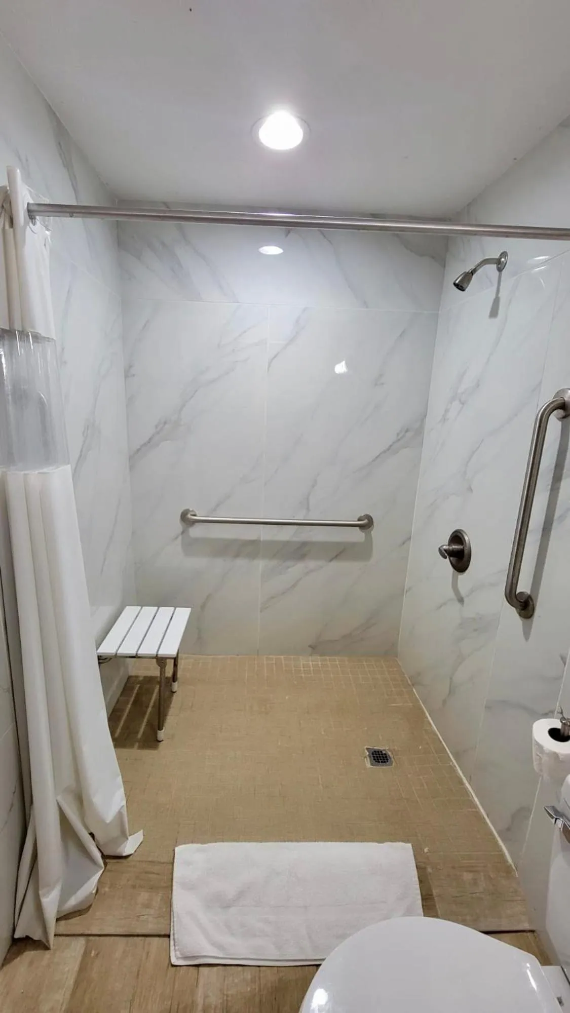 Shower in Budget Inn & Suites