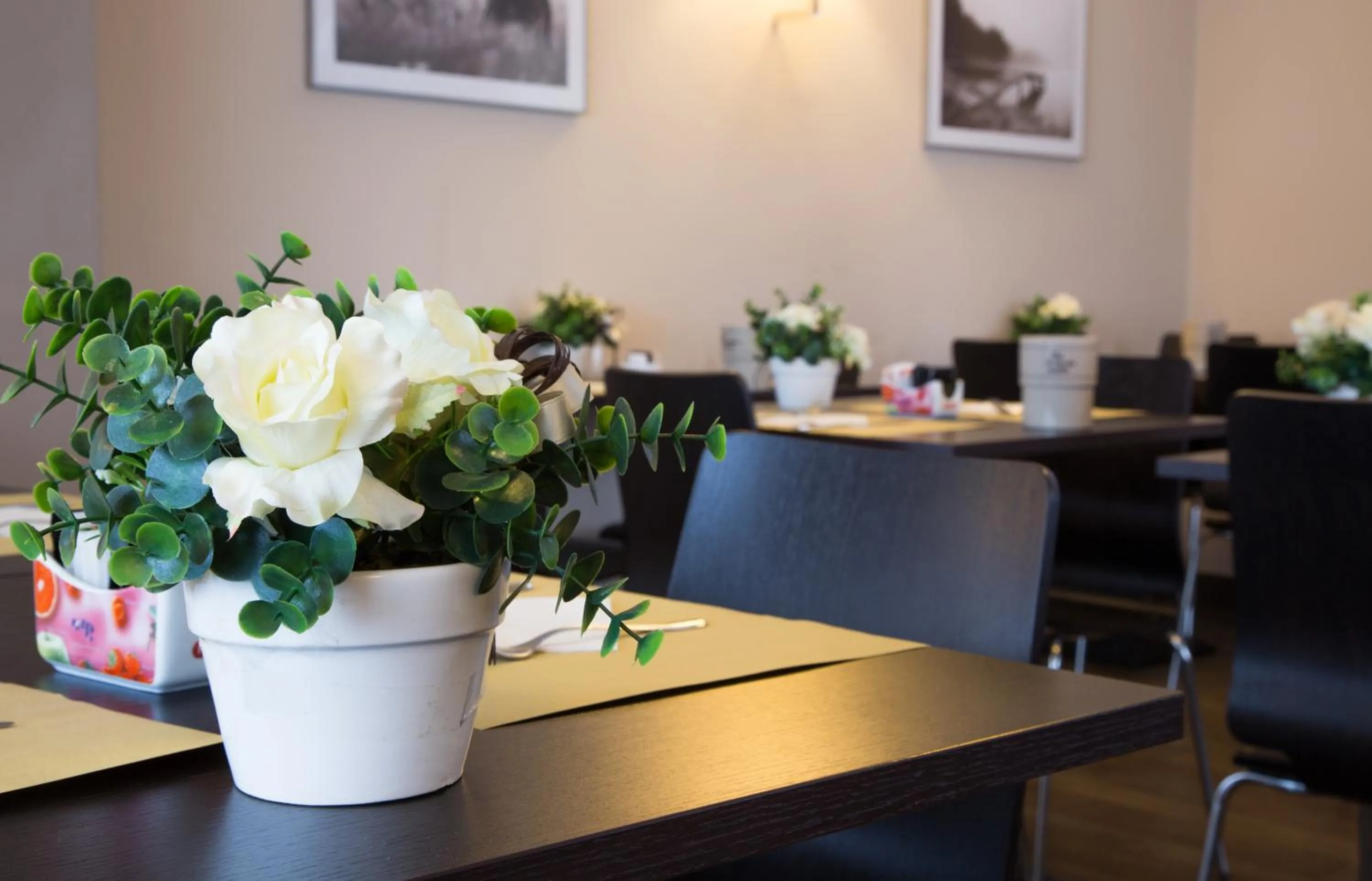 Restaurant/places to eat in Regal Hotel