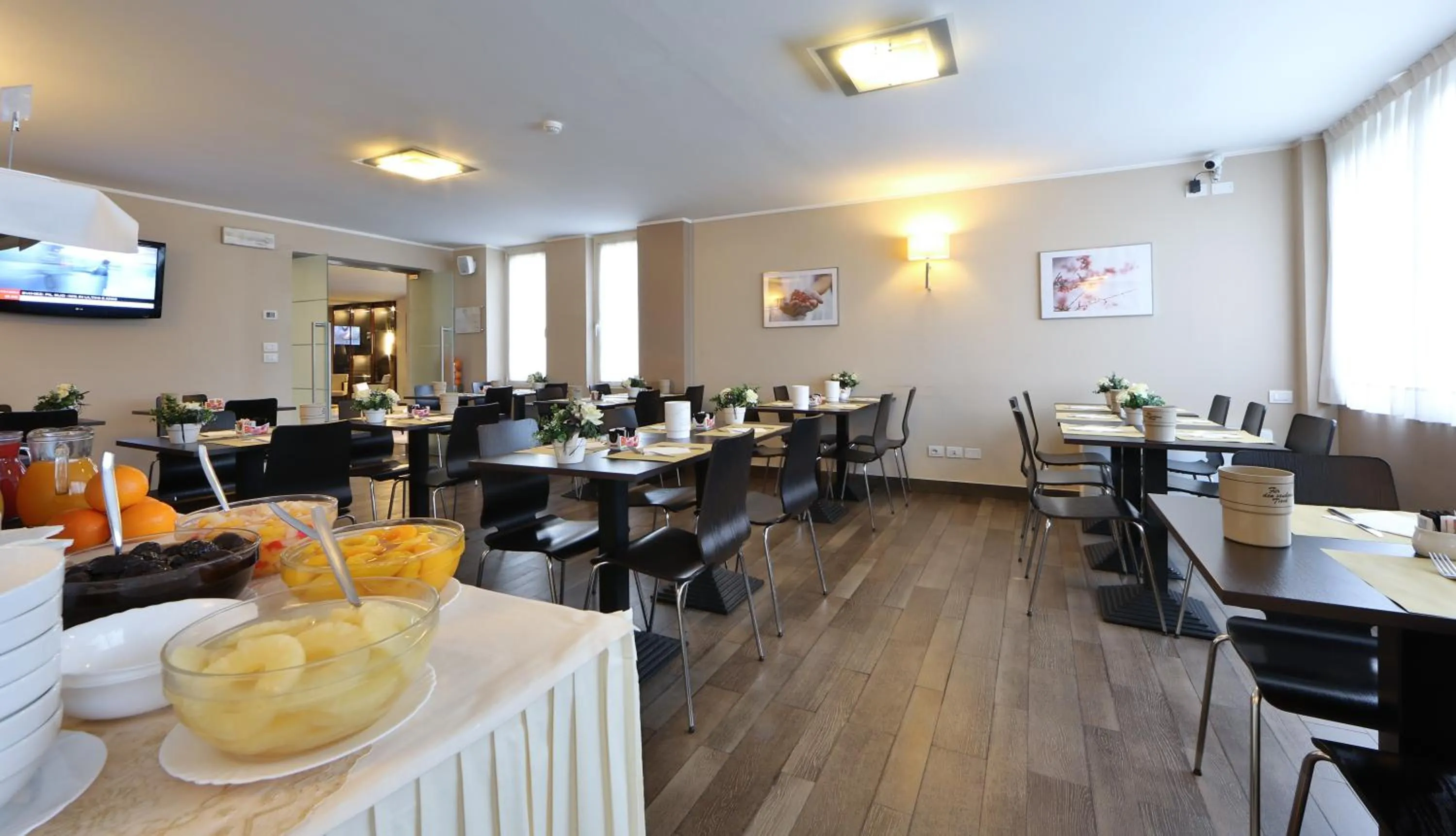 Restaurant/places to eat in Regal Hotel