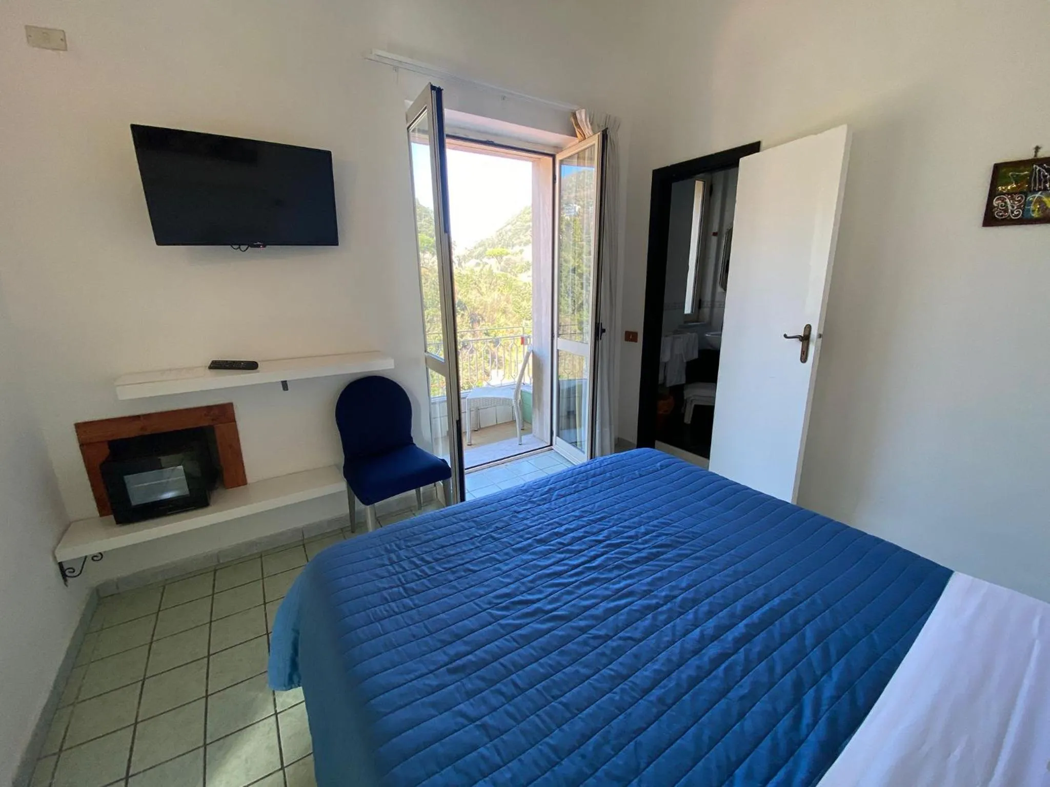 TV and multimedia, Bed in Hotel Vietri Coast