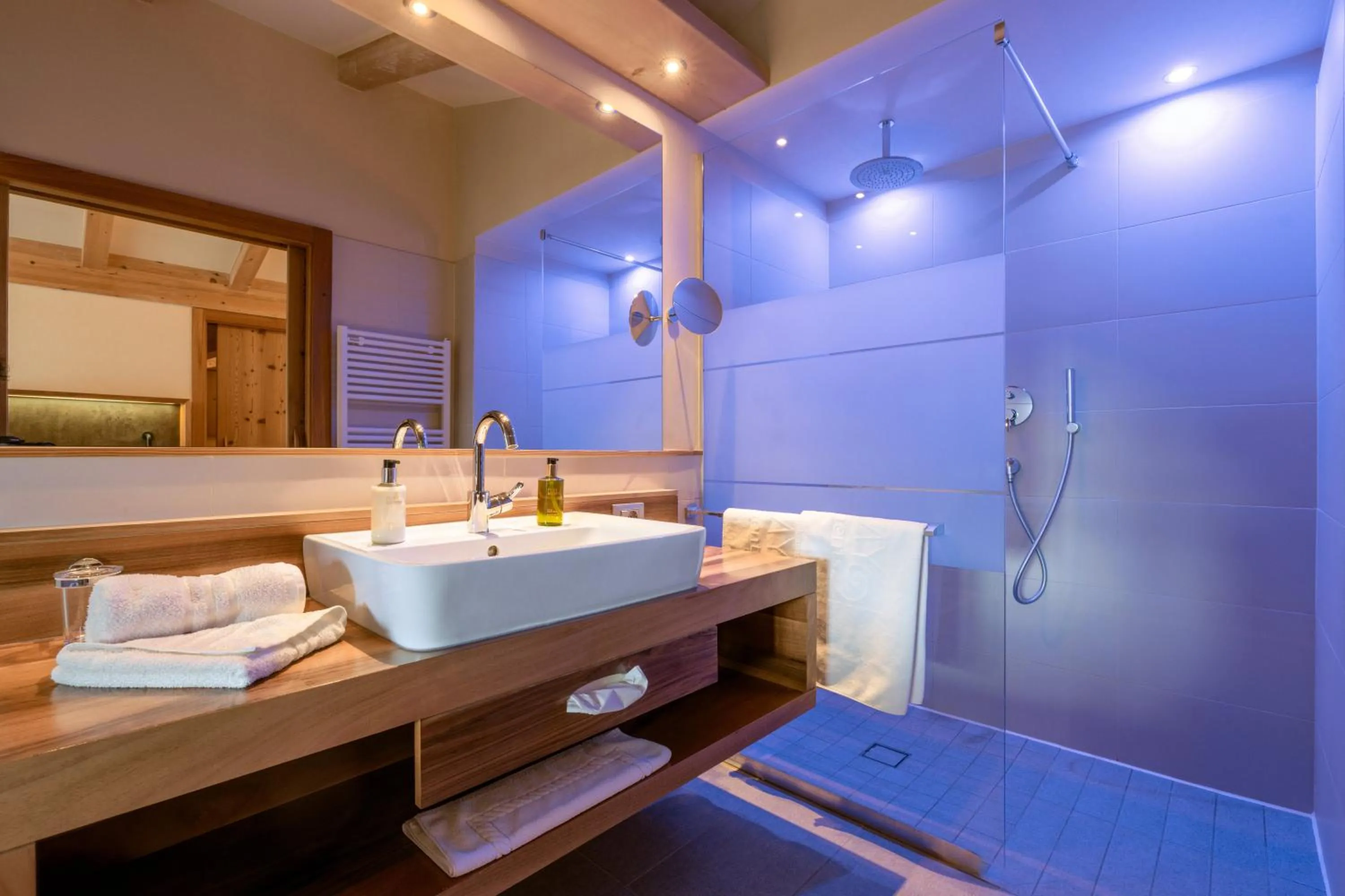 Shower in Hotel Emmy - five elements