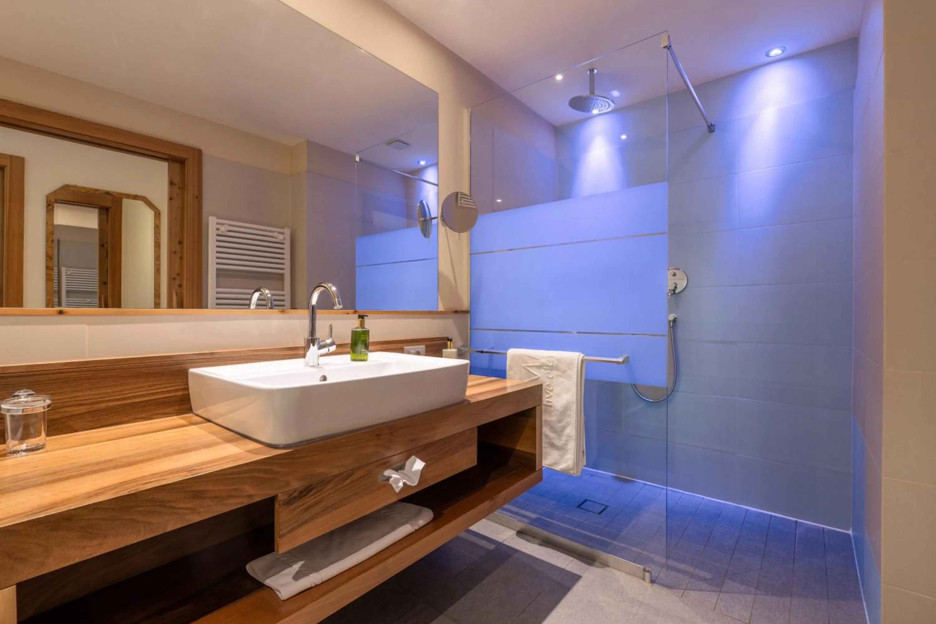 Shower in Hotel Emmy - five elements