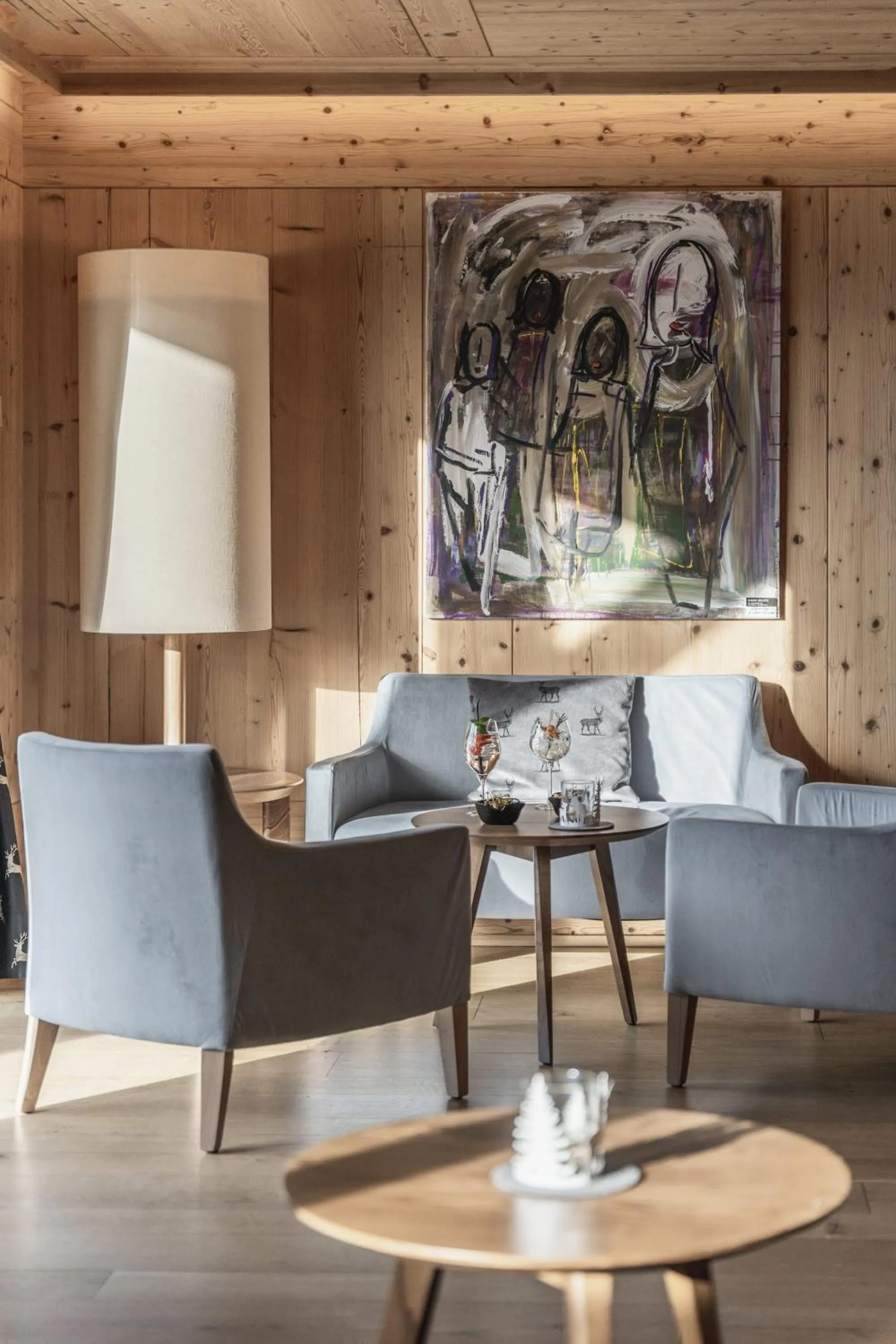 Communal lounge/ TV room in Hotel Emmy - five elements