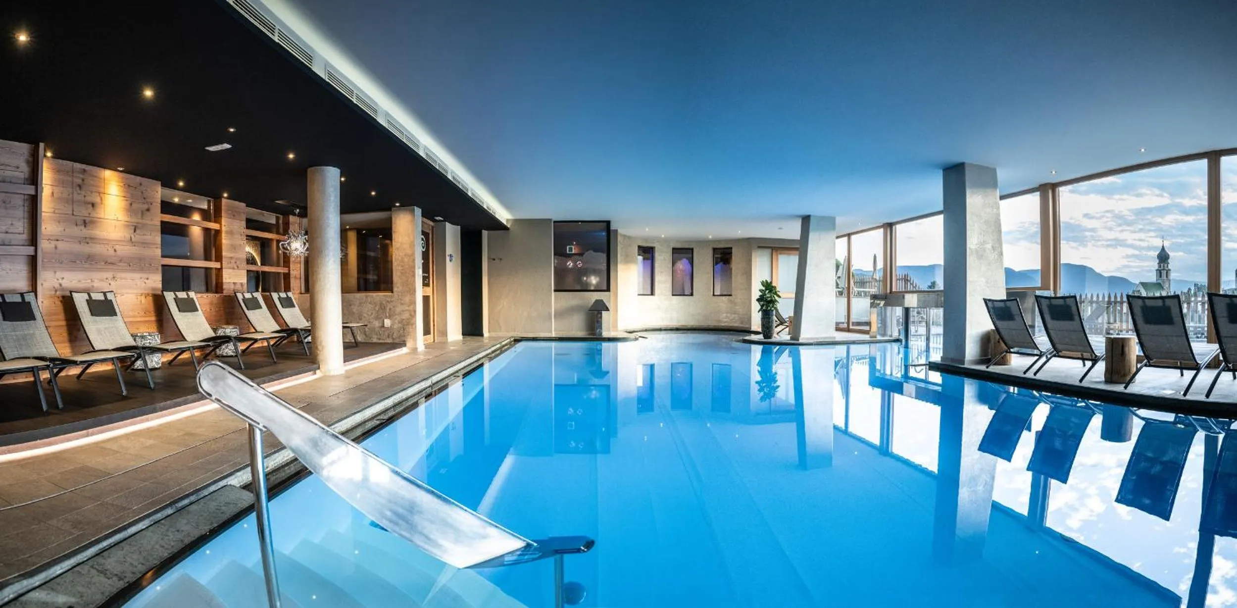 Swimming pool in Hotel Emmy - five elements