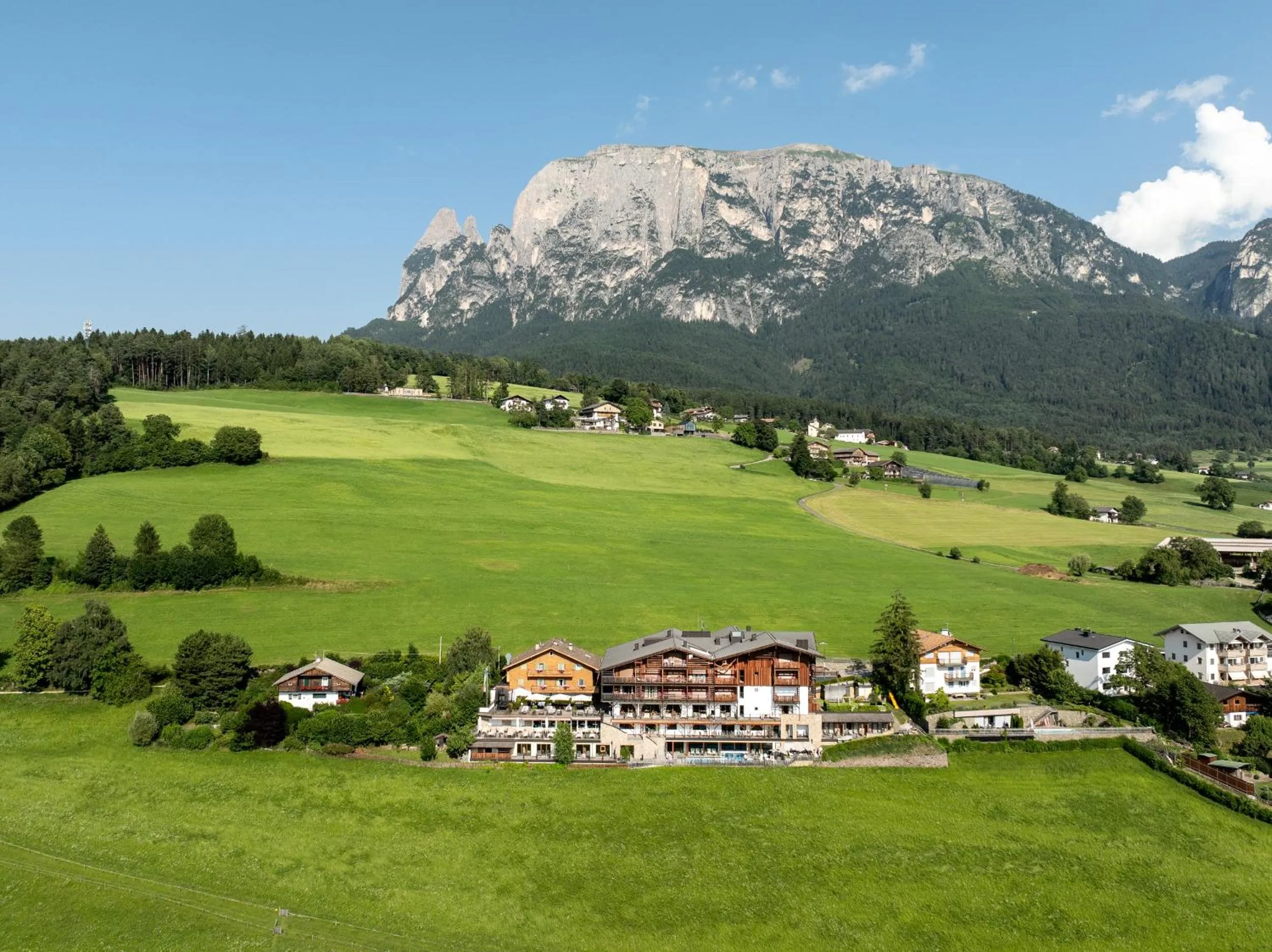 Property building in Hotel Emmy - five elements