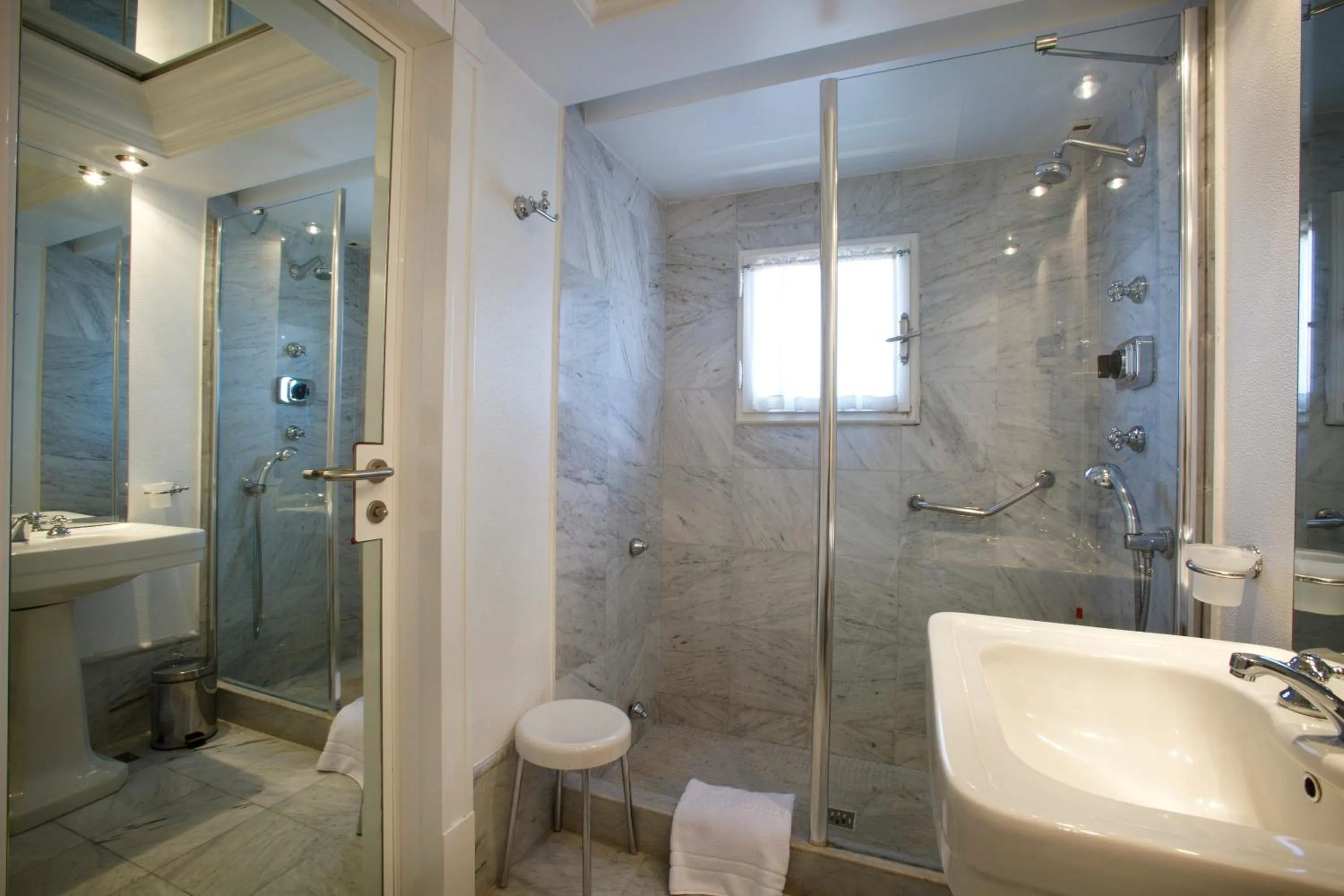 Shower in Hotel Albani Firenze