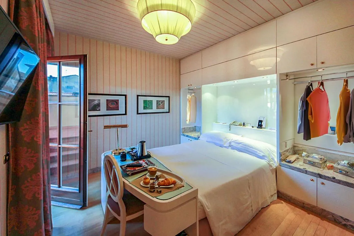 Bed in Hotel Albani Firenze