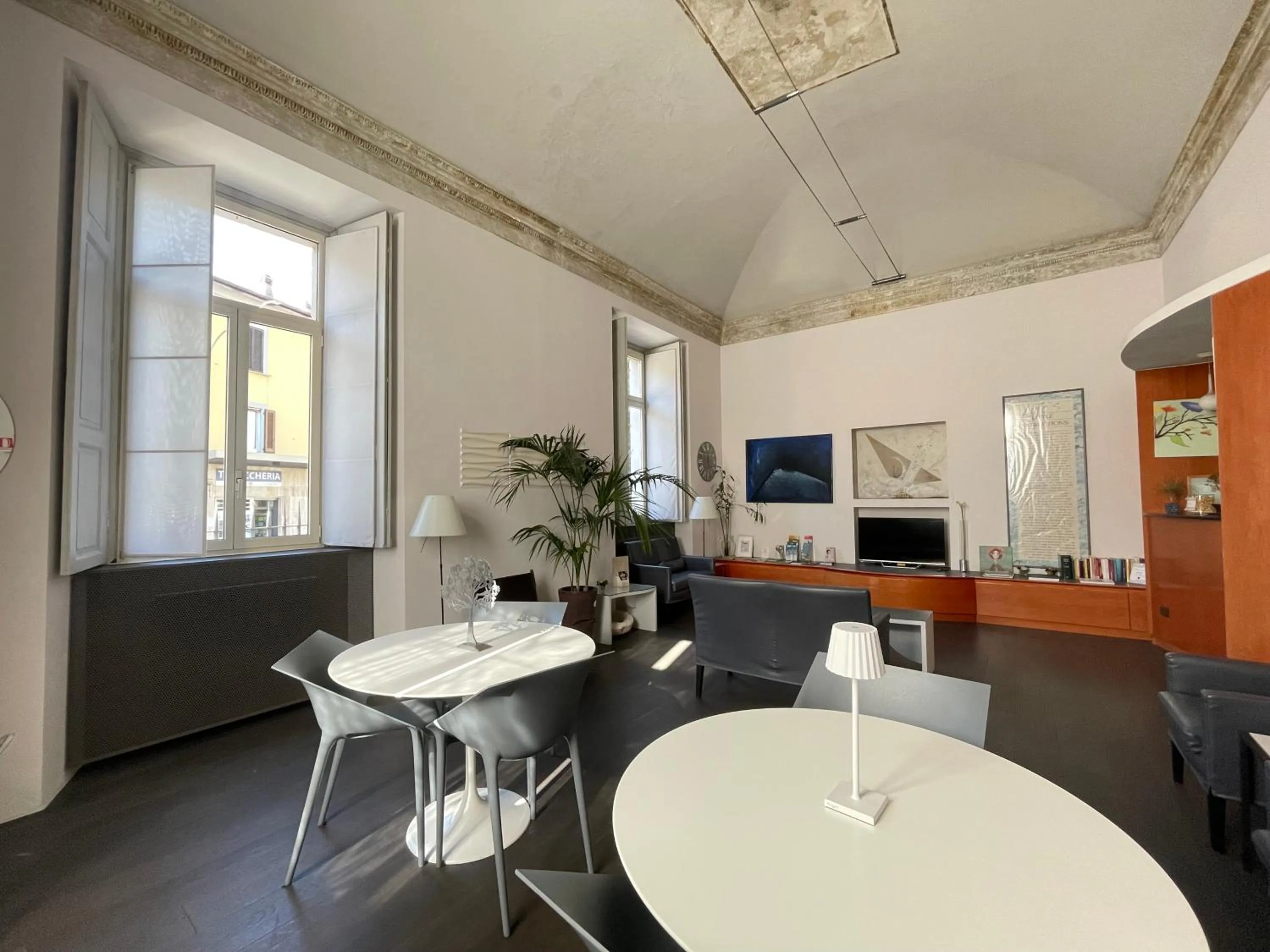 Communal lounge/ TV room in Hotel Europa Varese