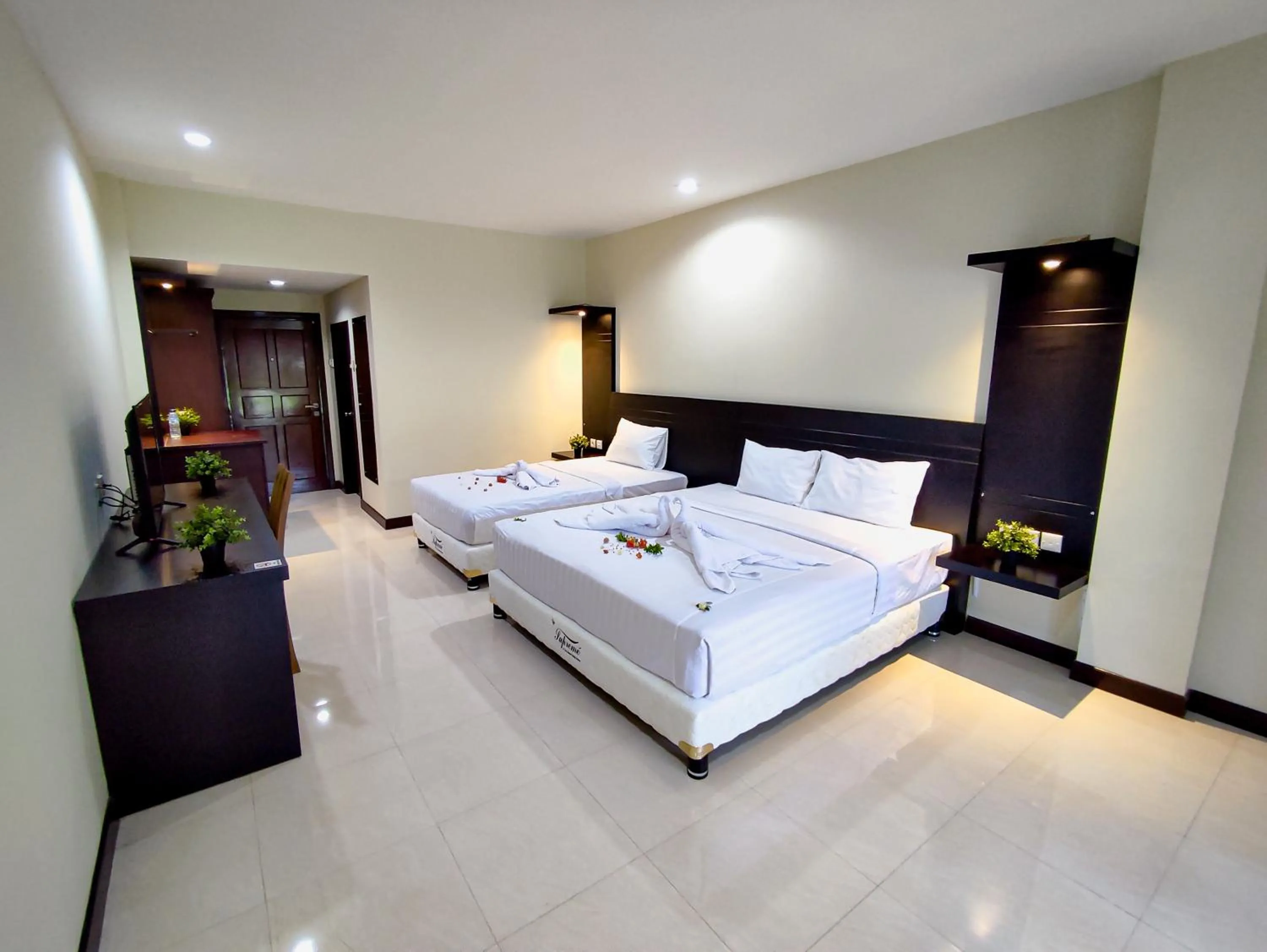 Bed in Crystal City Hotel