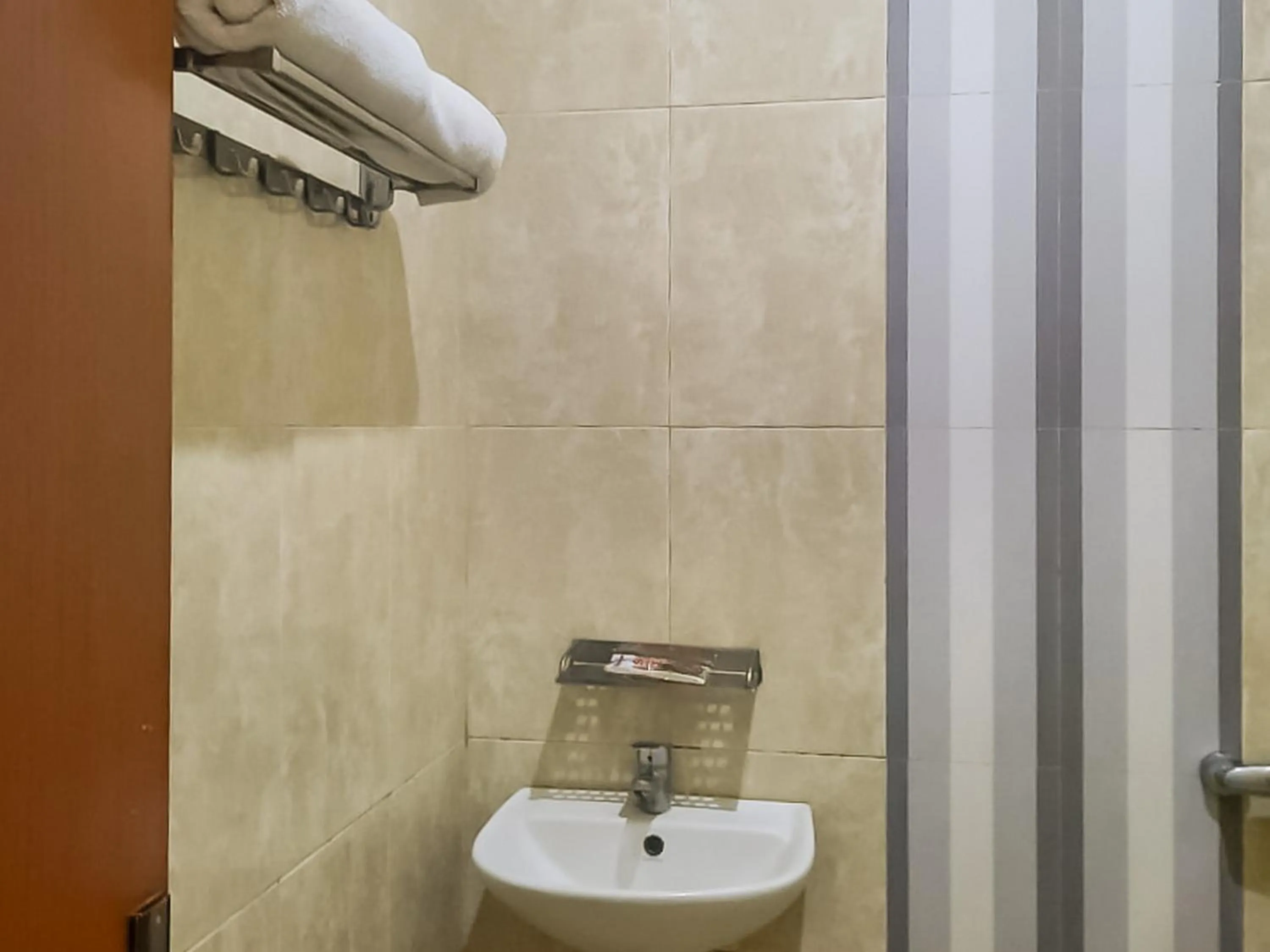 Bathroom in RedDoorz near RS Setiabudi Medan