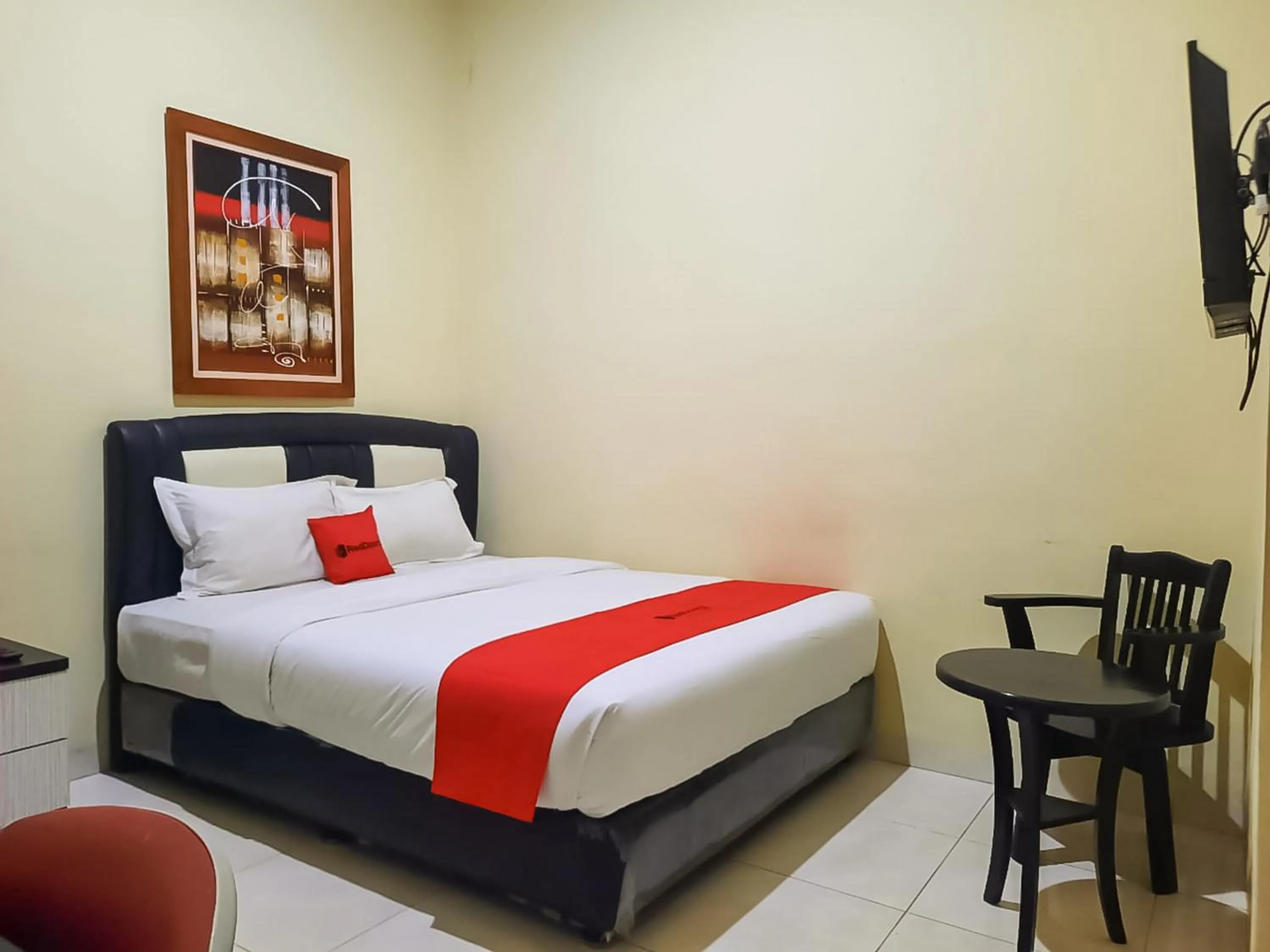 Bedroom, Bed in RedDoorz near RS Setiabudi Medan