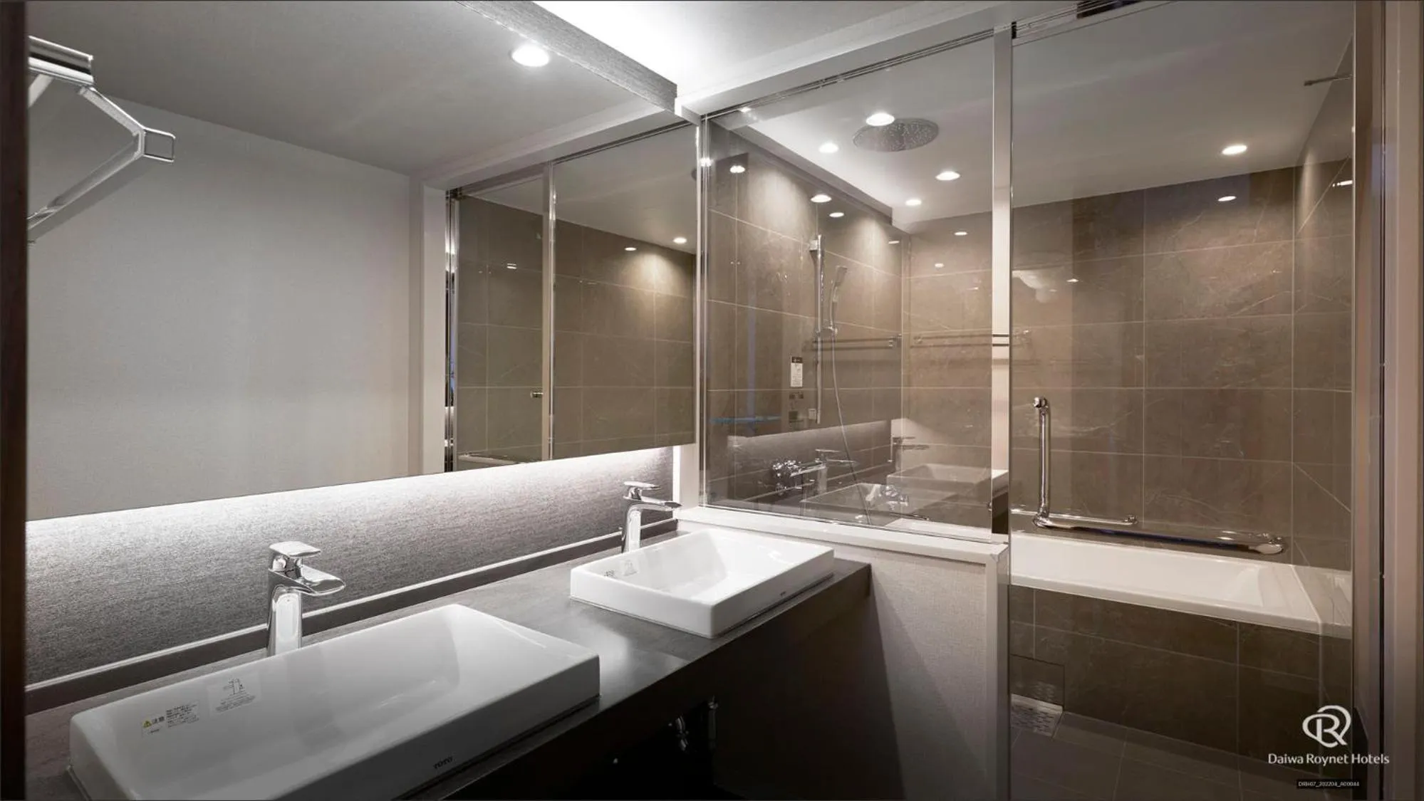 Shower in Daiwa Roynet Hotel Kagoshima Tenmonkan PREMIER - former Daiwa Roynet Hotel Kagoshima Tenmonkan