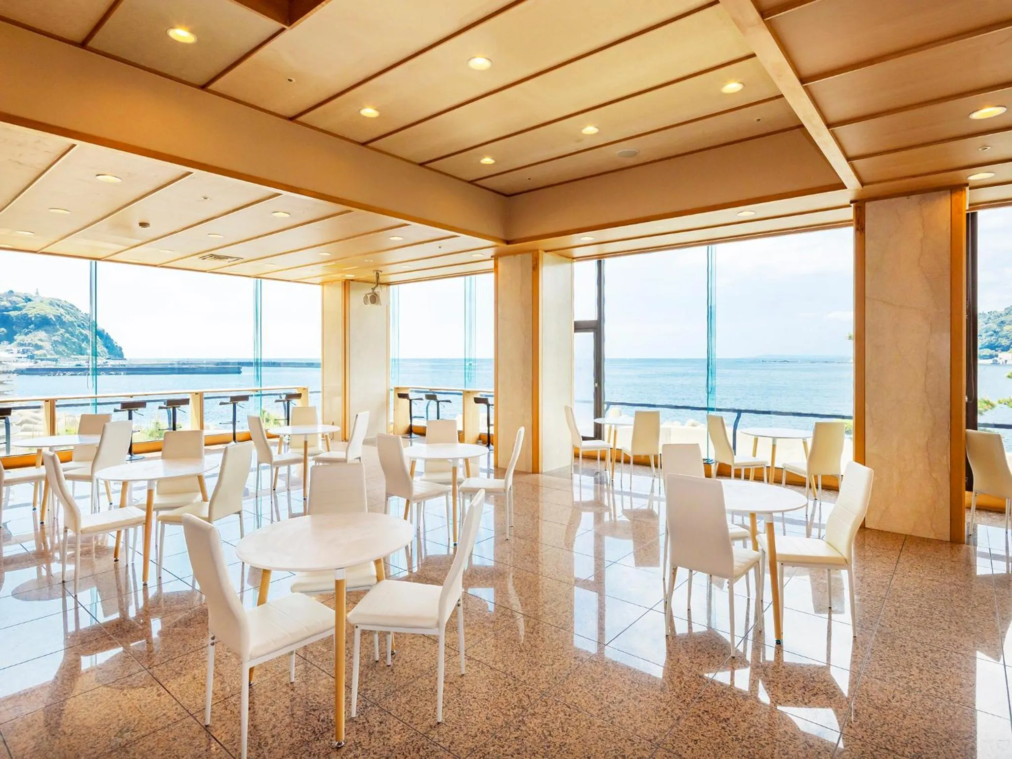 Lounge or bar in Mikazuki Sea-Park Hotel Awa Kamogawa