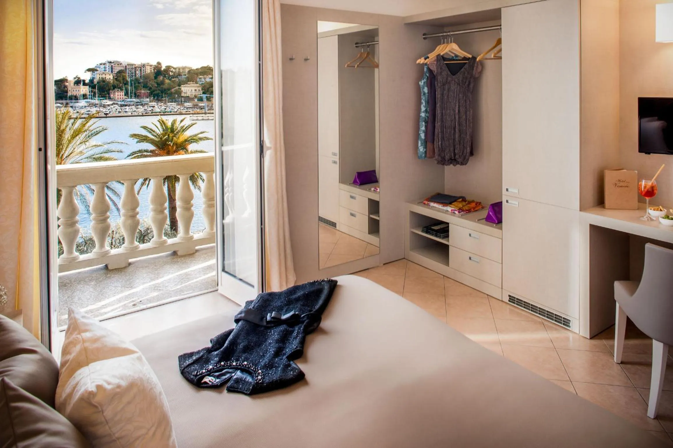 Day in Hotel Vesuvio