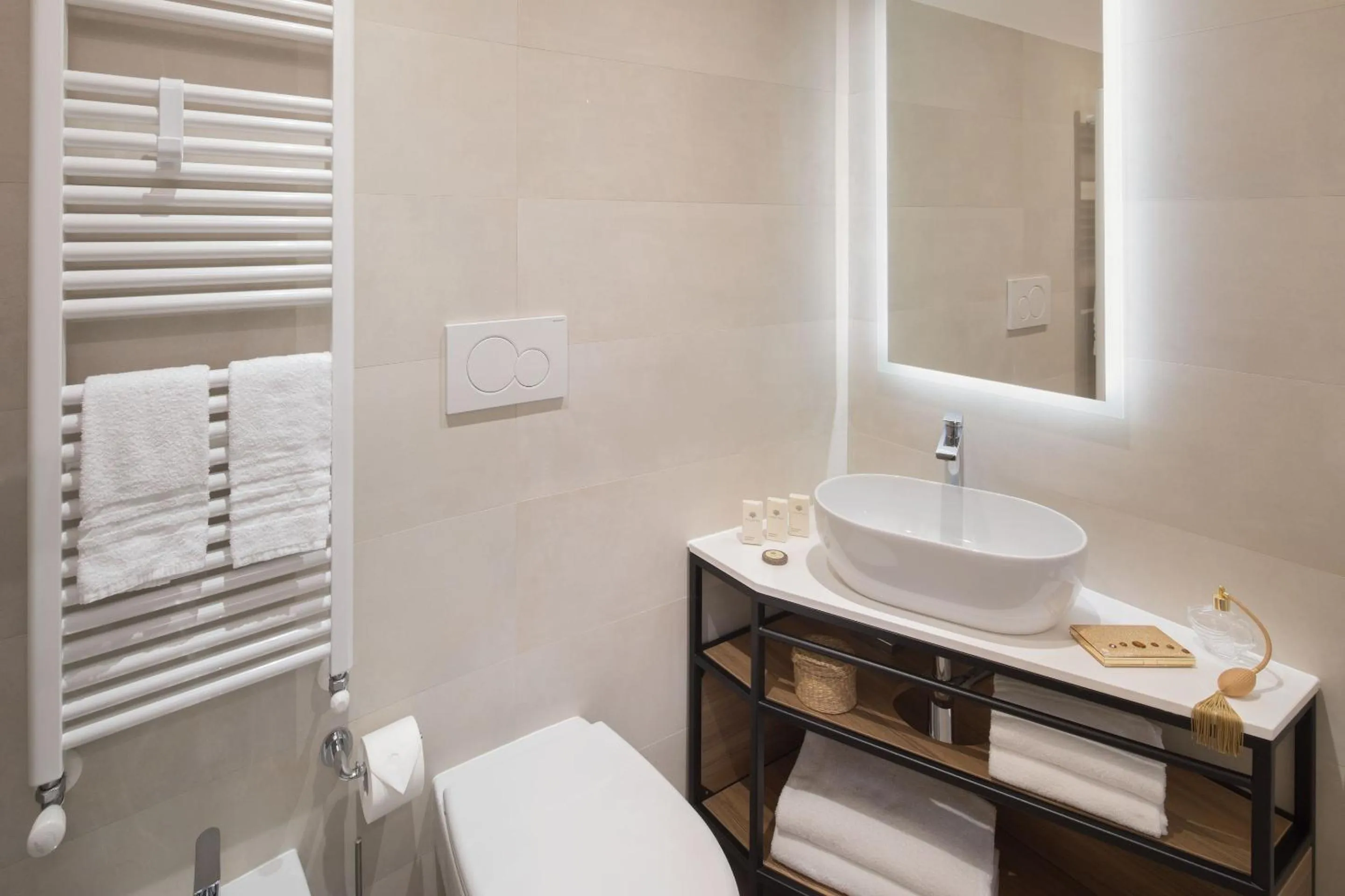 Bathroom in Hotel Vesuvio