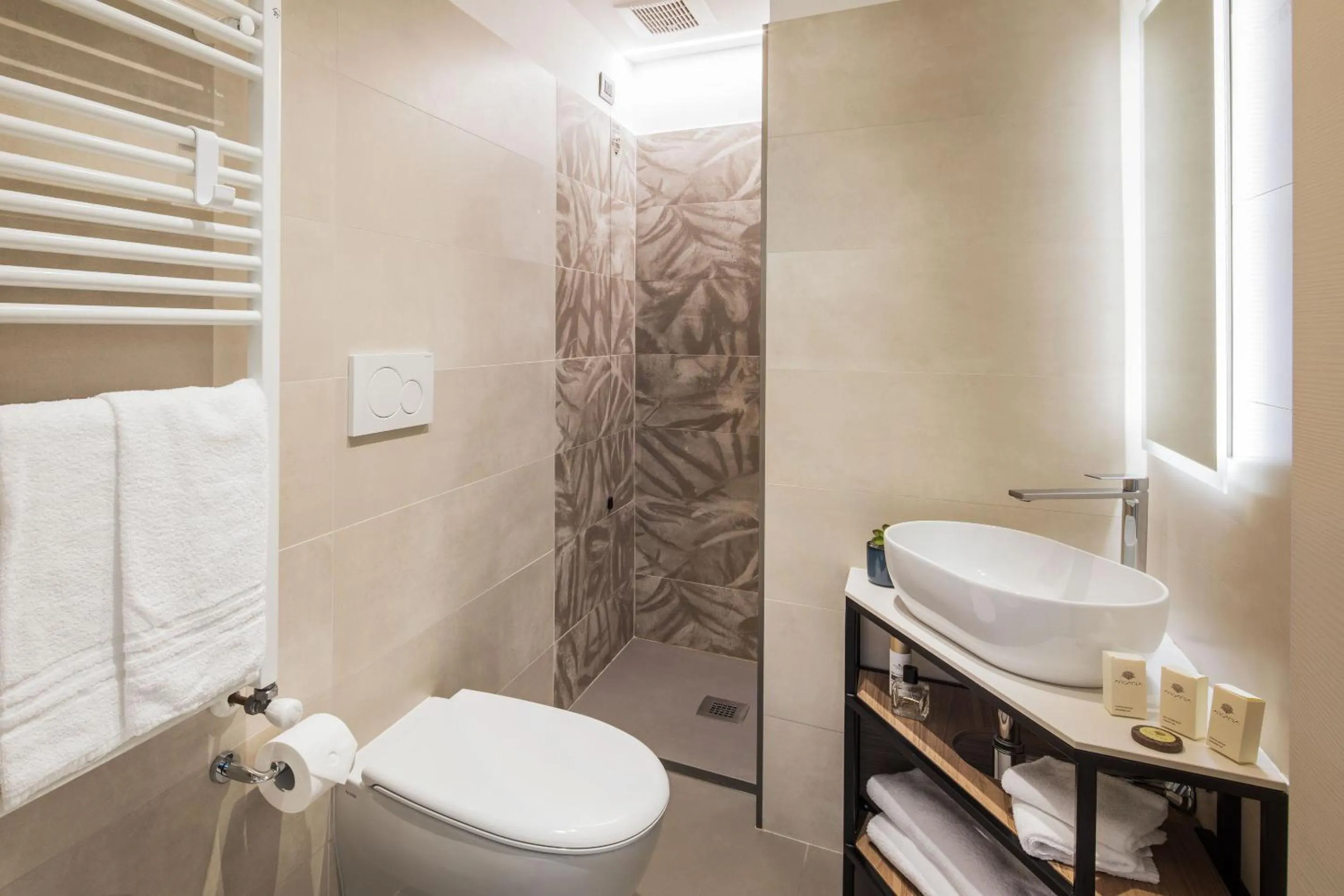 Bathroom in Hotel Vesuvio