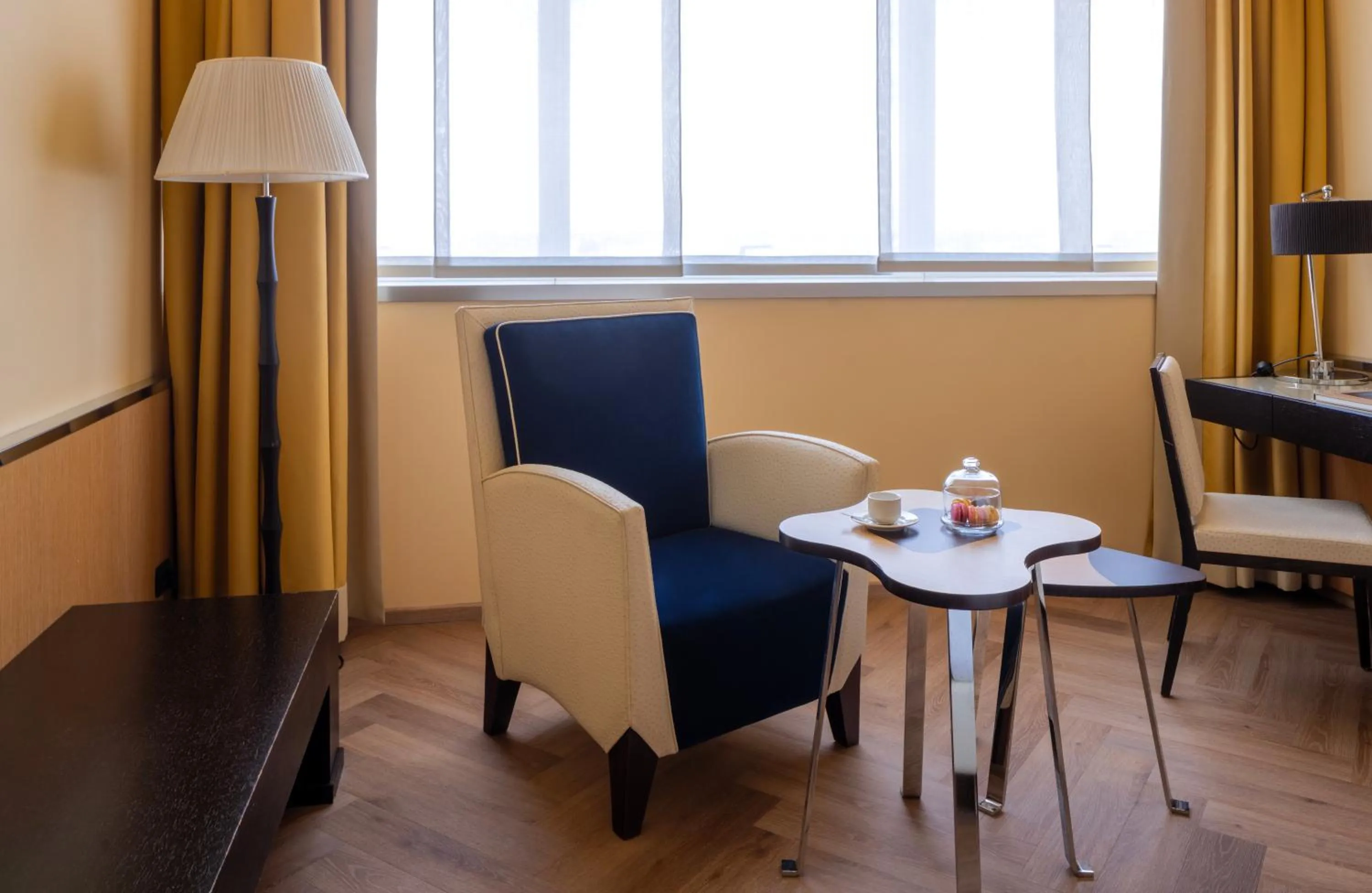 Seating area in UNA Hotels Malpensa
