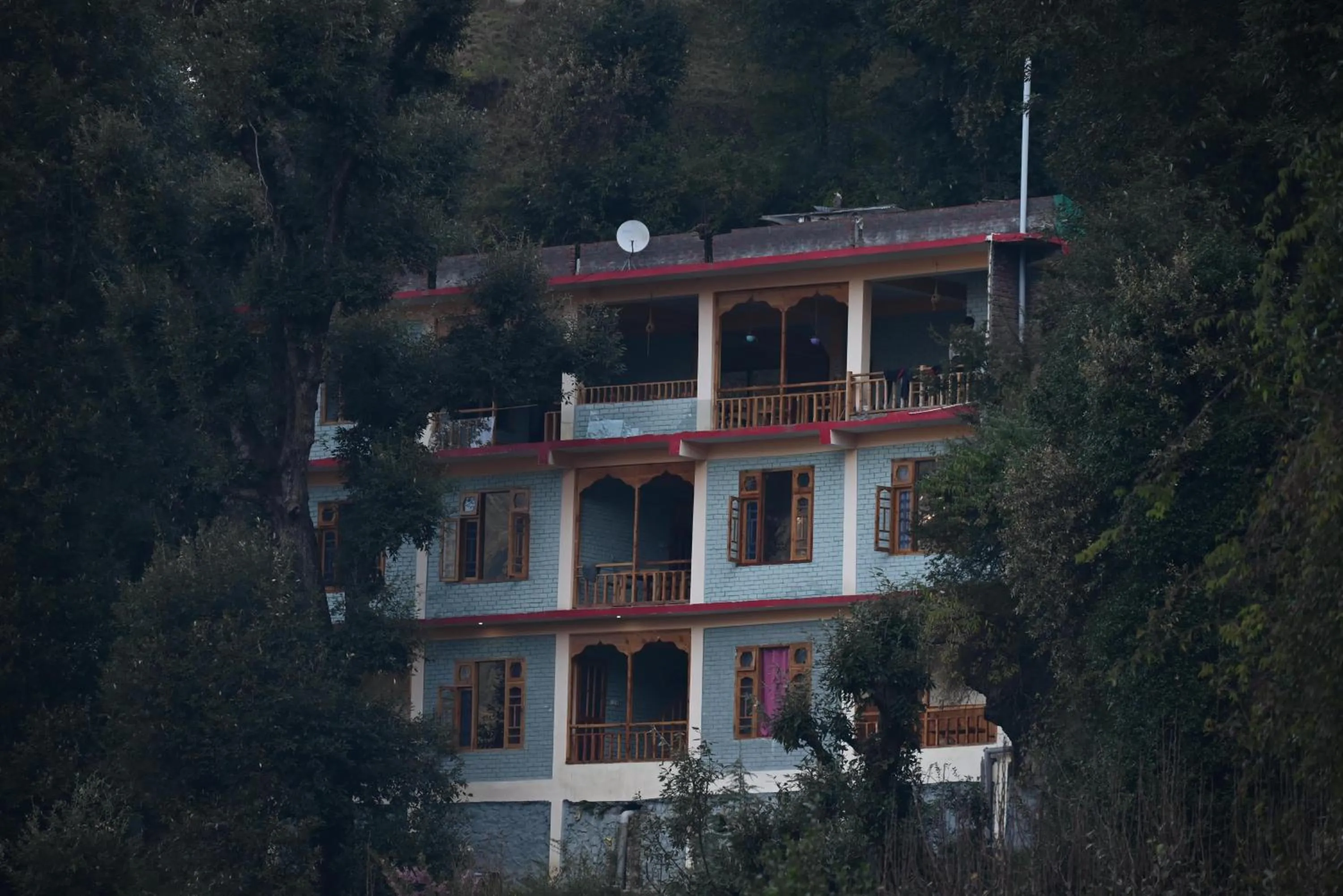 Property building in MOZO Inn&Cafe Jibhi