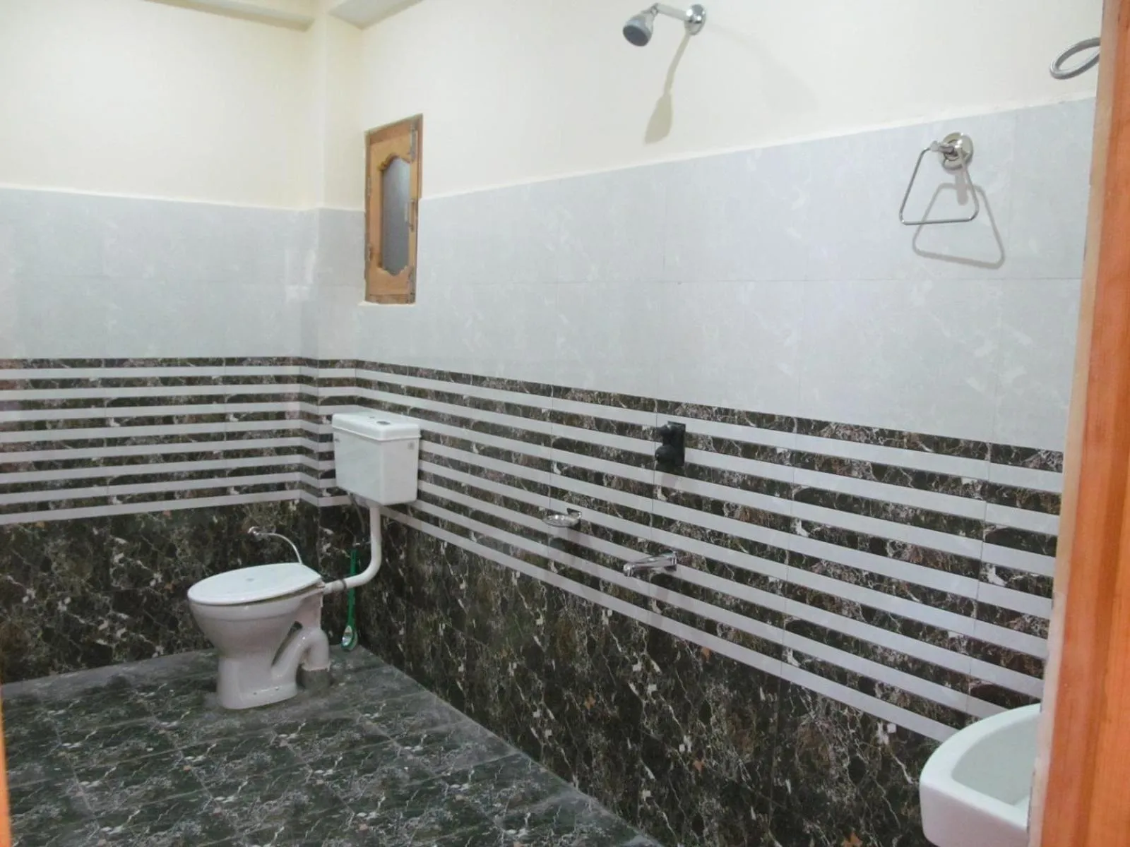 Shower in MOZO Inn&Cafe Jibhi