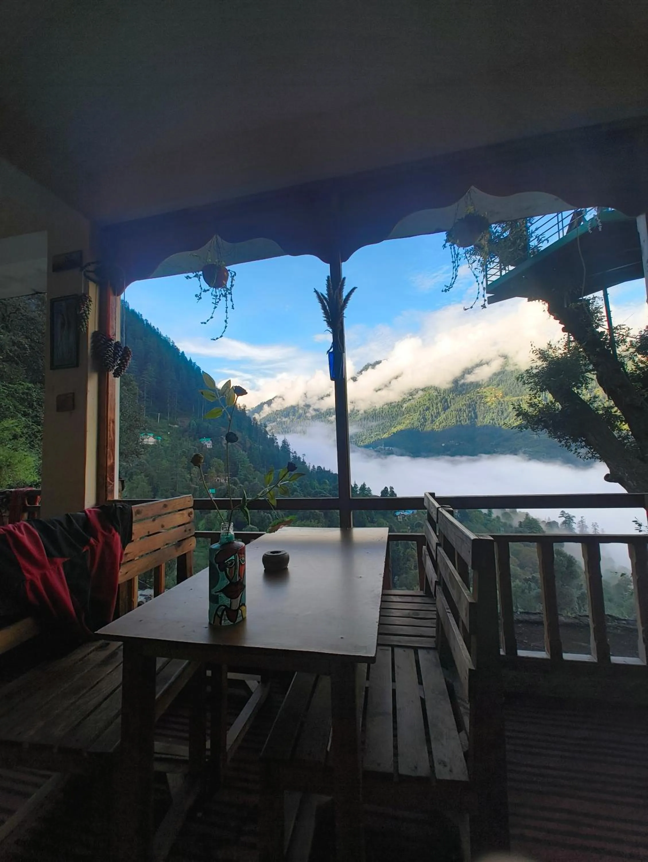 Dining area in MOZO Inn&Cafe Jibhi