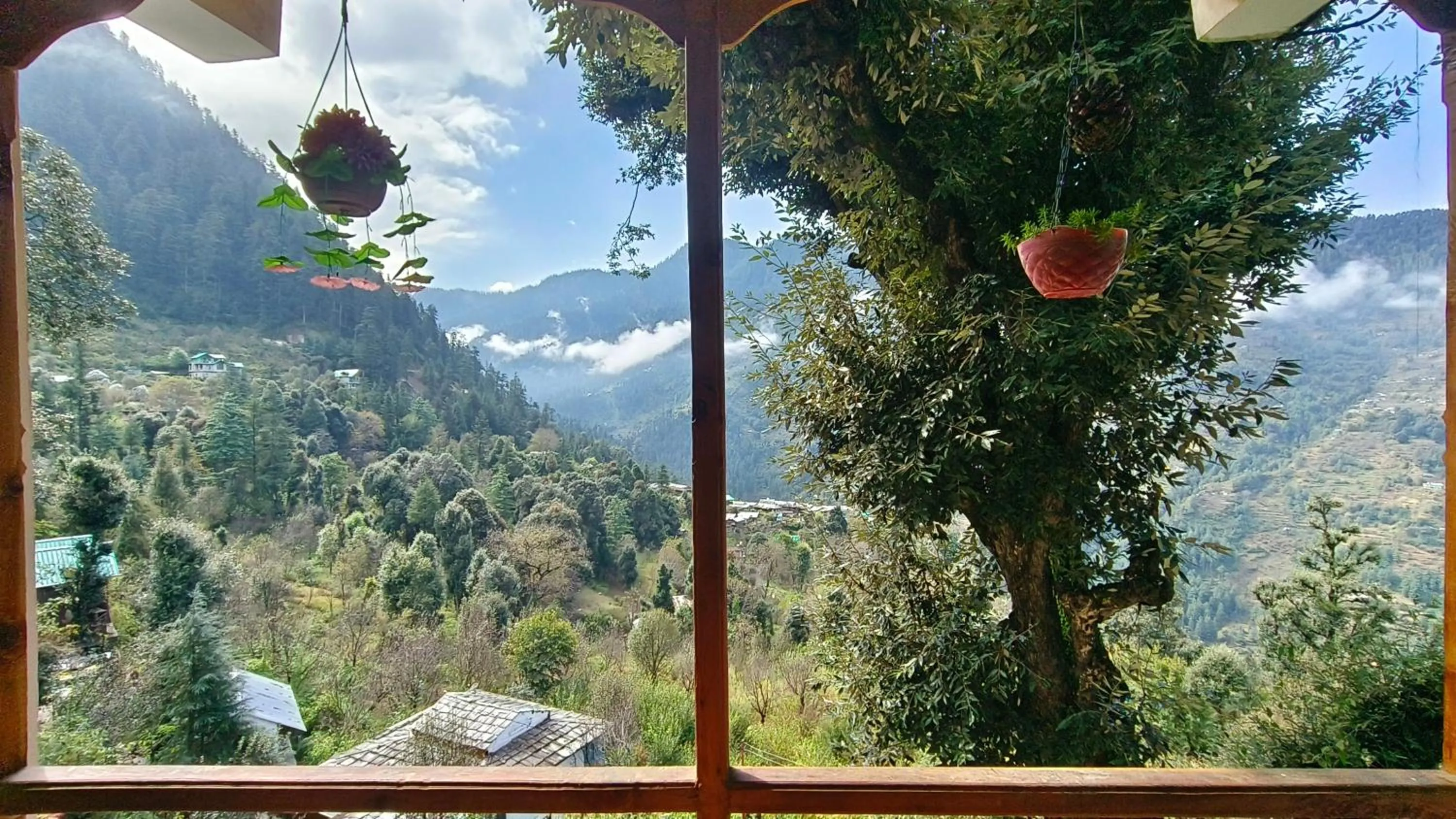 Property building in MOZO Inn&Cafe Jibhi