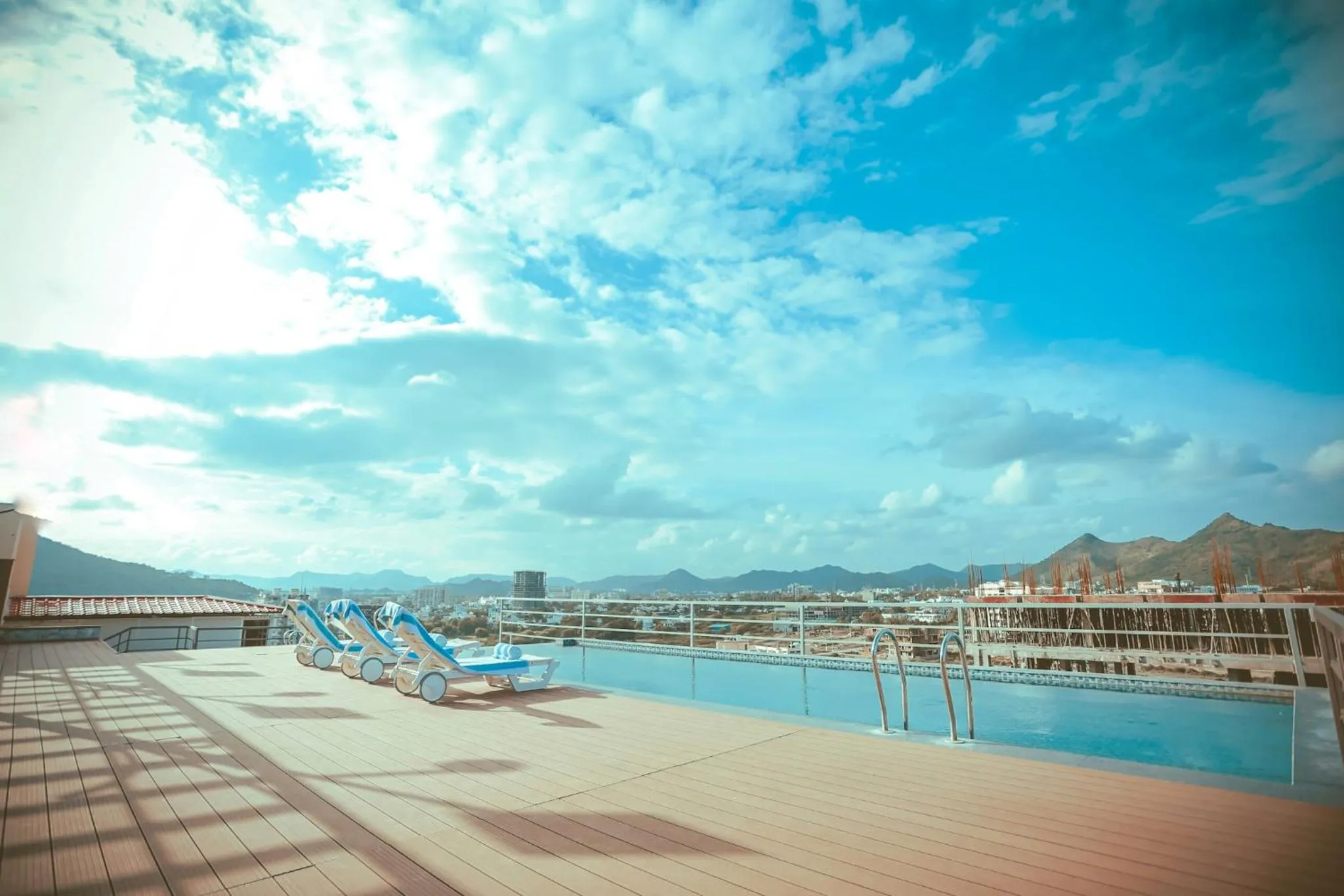 Swimming pool in Hotel Yois