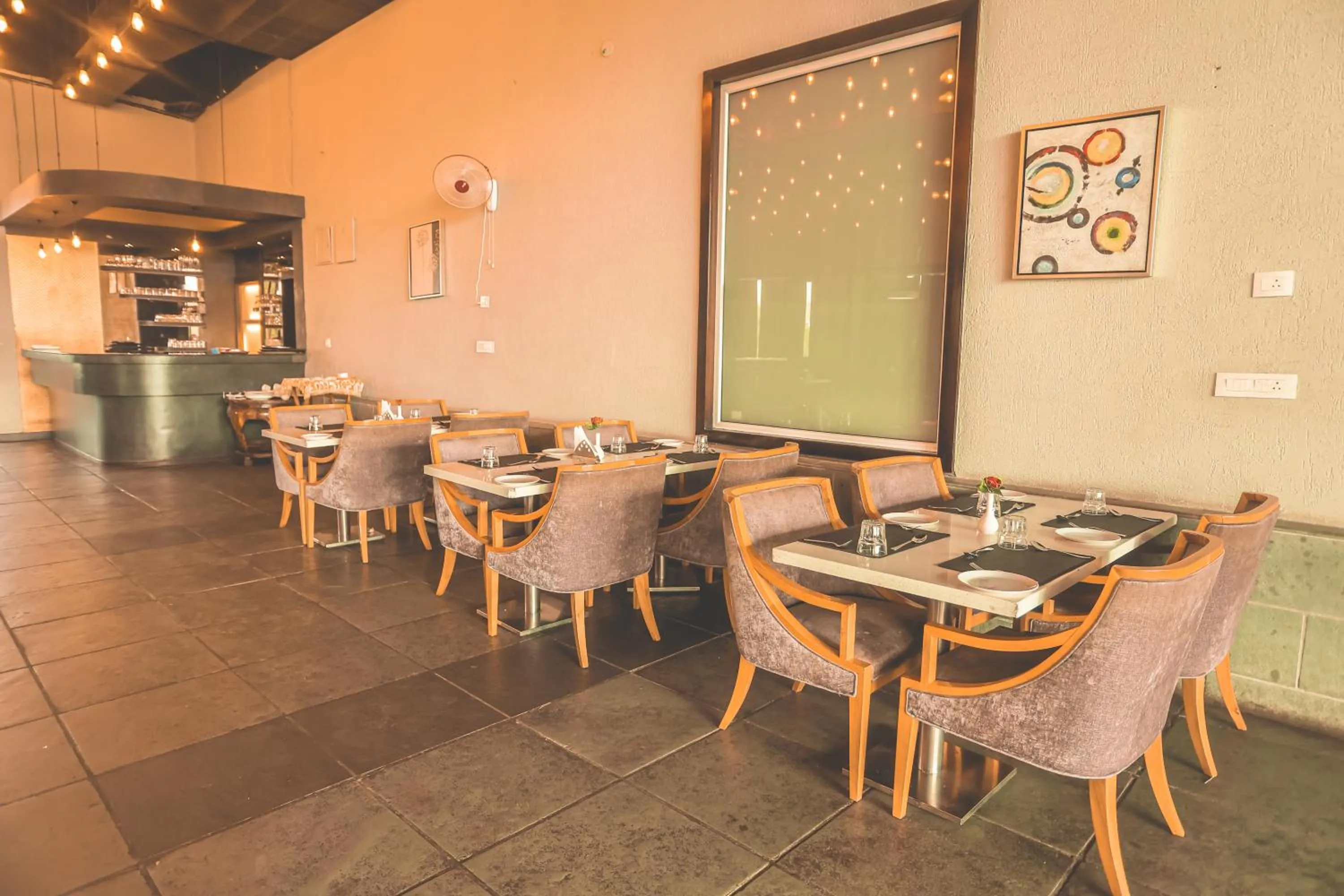 Restaurant/places to eat in Hotel Yois