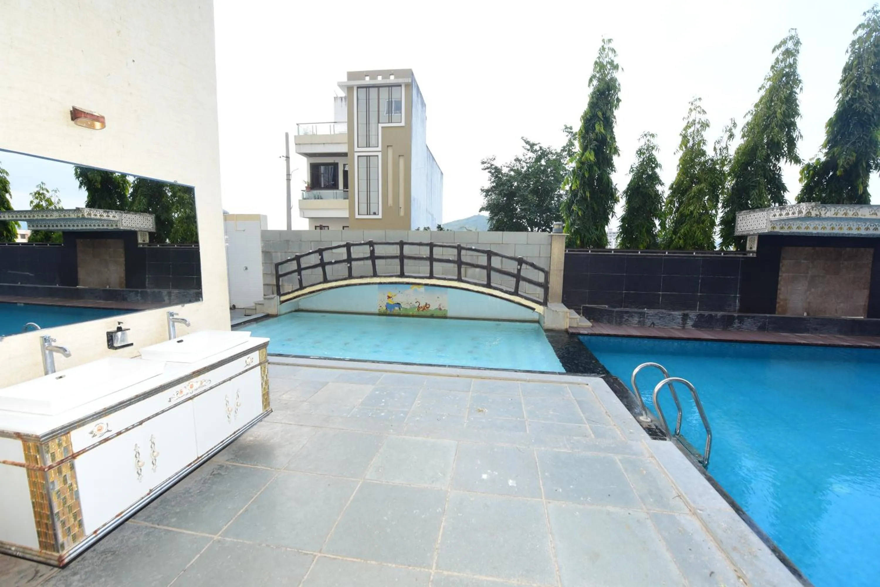 Swimming pool in Hotel Yois