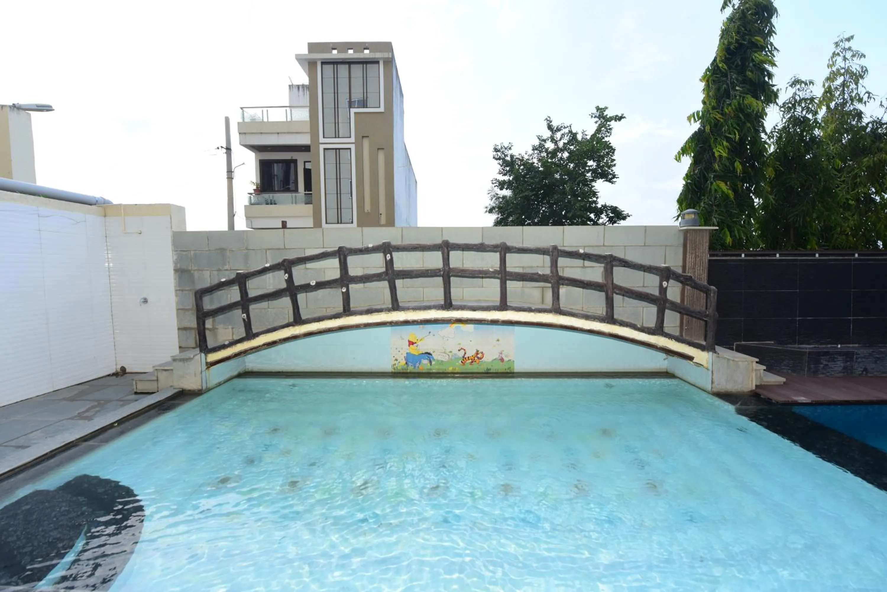 Swimming pool in Hotel Yois