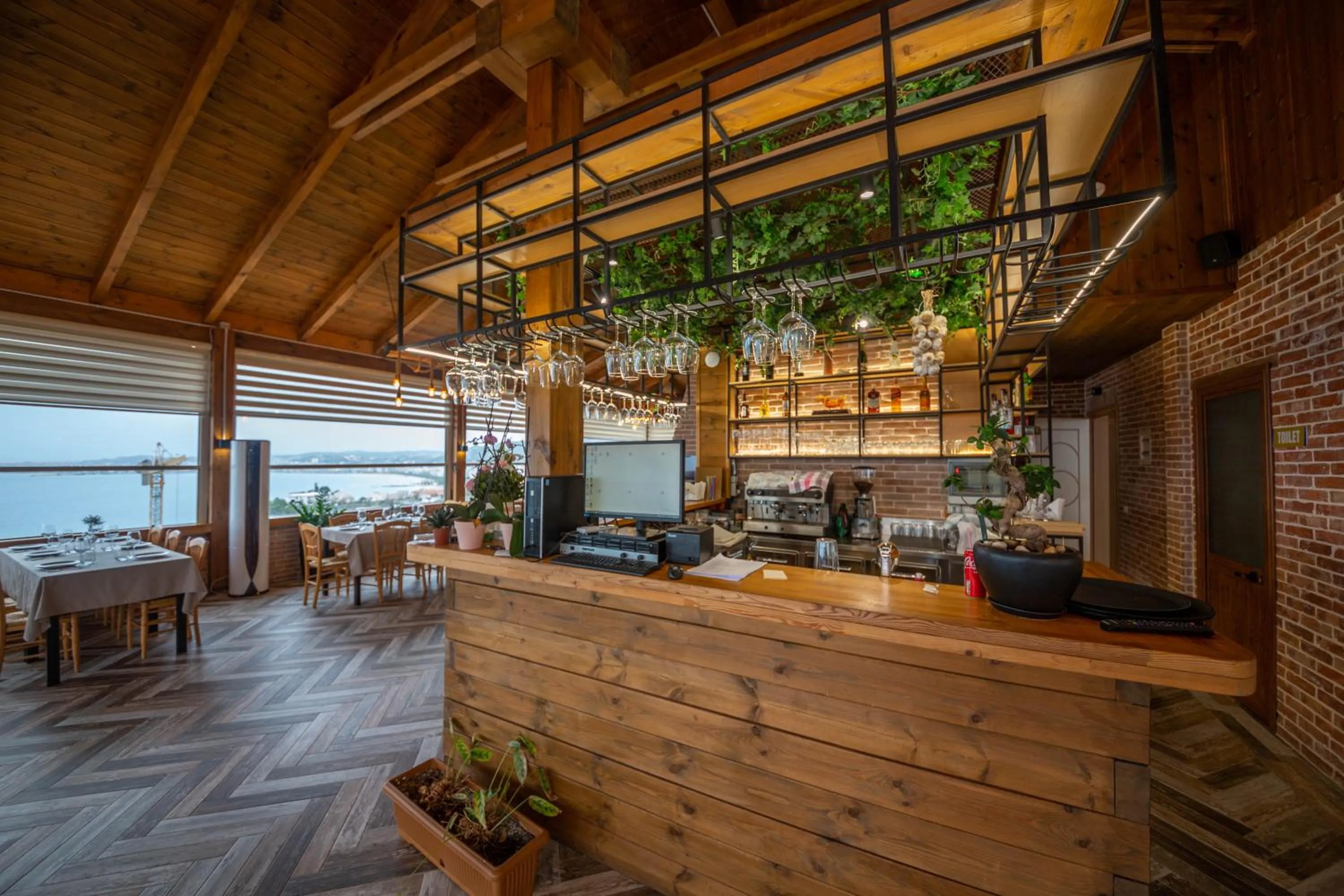 Restaurant/places to eat in Aerial Hotel & Spa