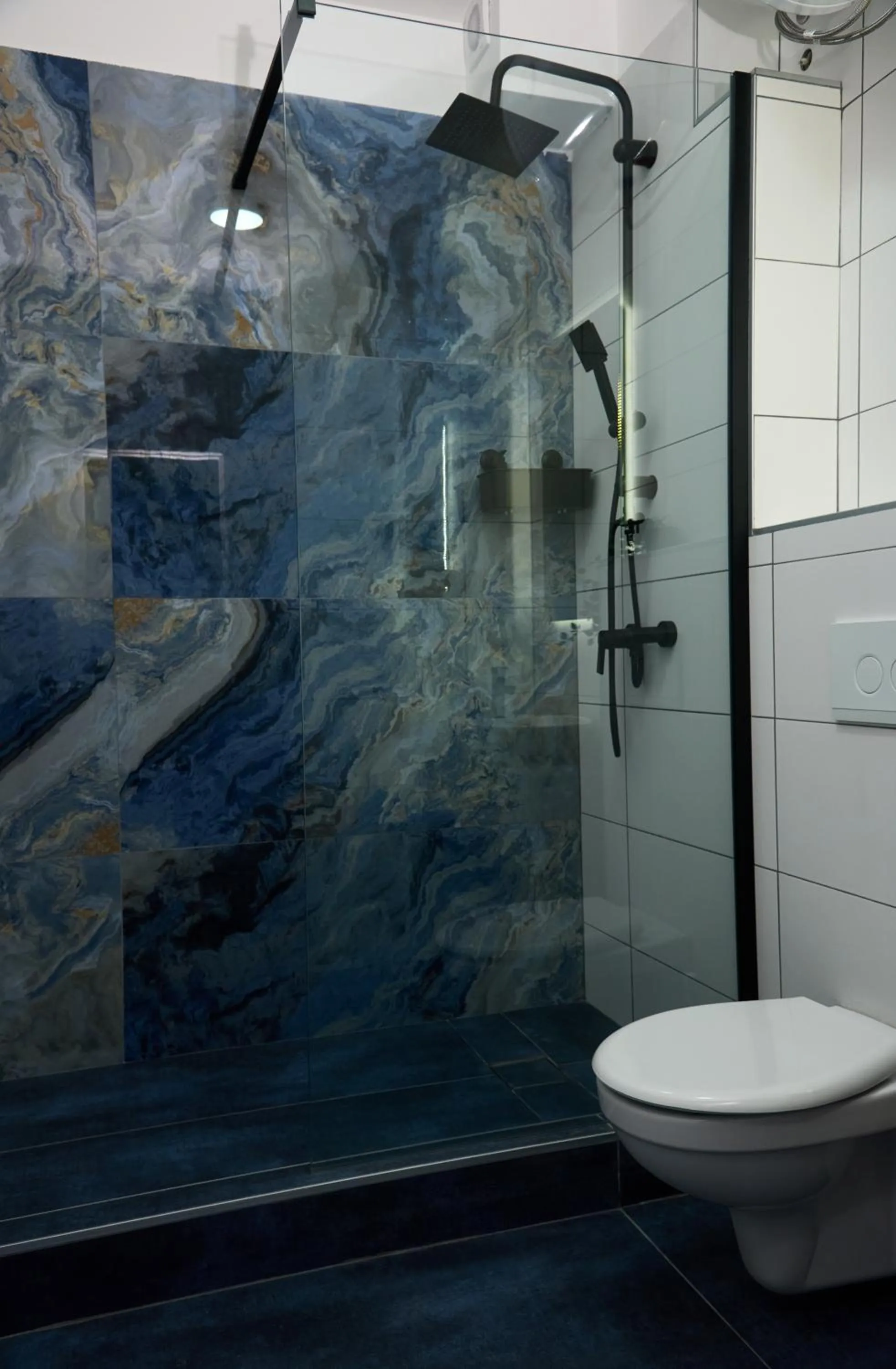 Shower in Manoir Apartments City Center