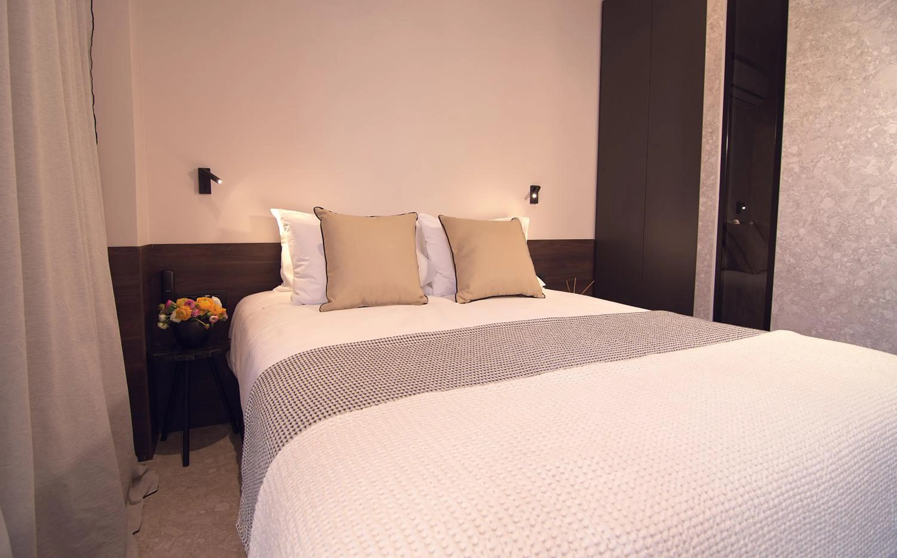 Photo of the whole room, Bed in Cityzoe Athens Suites