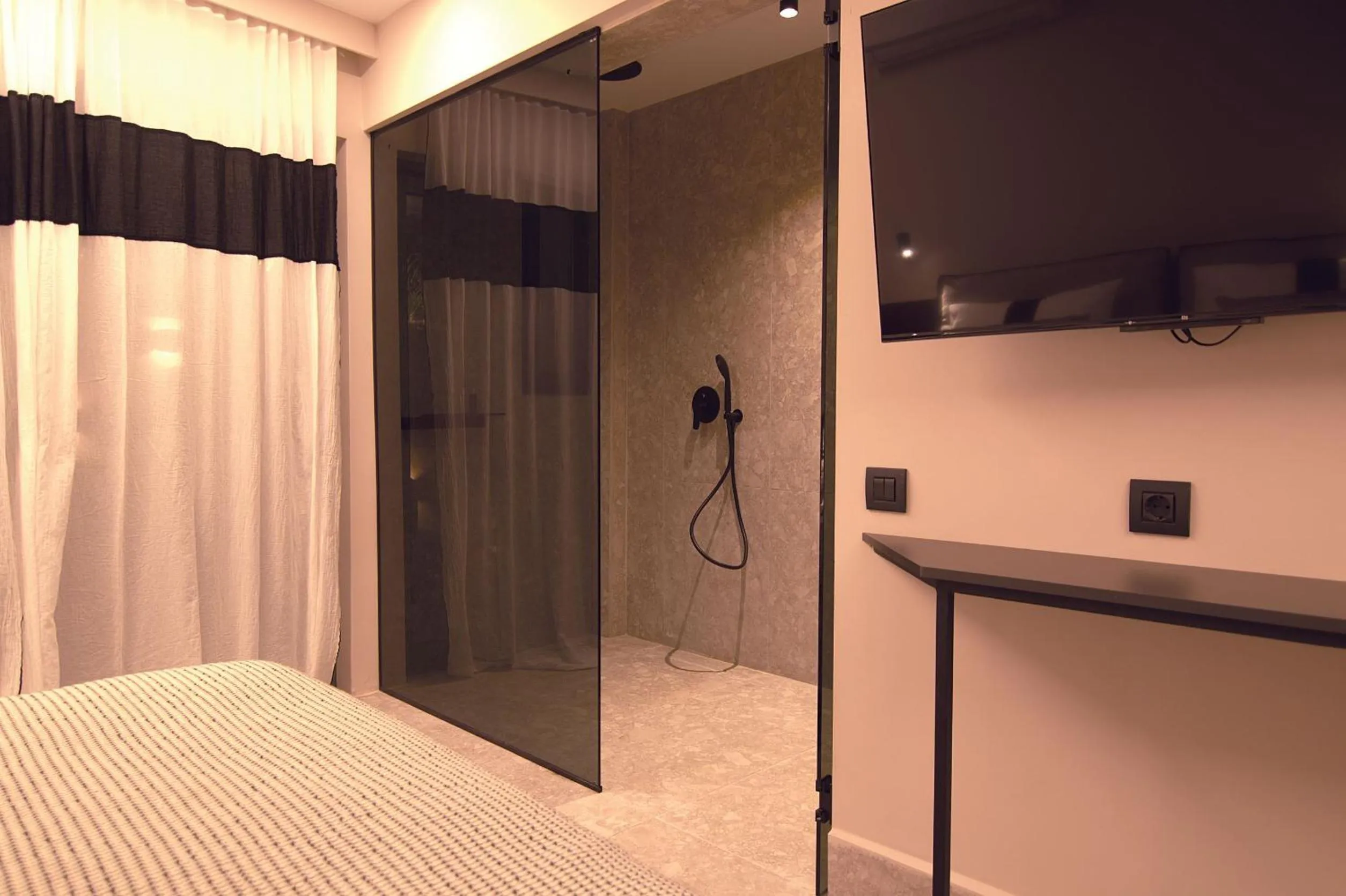 Bathroom, Bed in Cityzoe Athens Suites