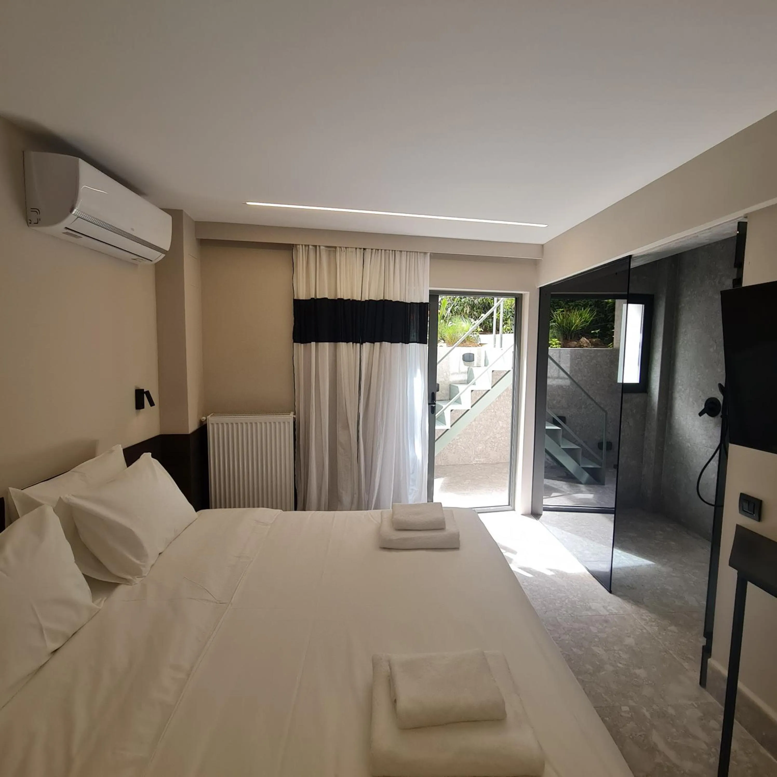 Photo of the whole room, Bed in Cityzoe Athens Suites