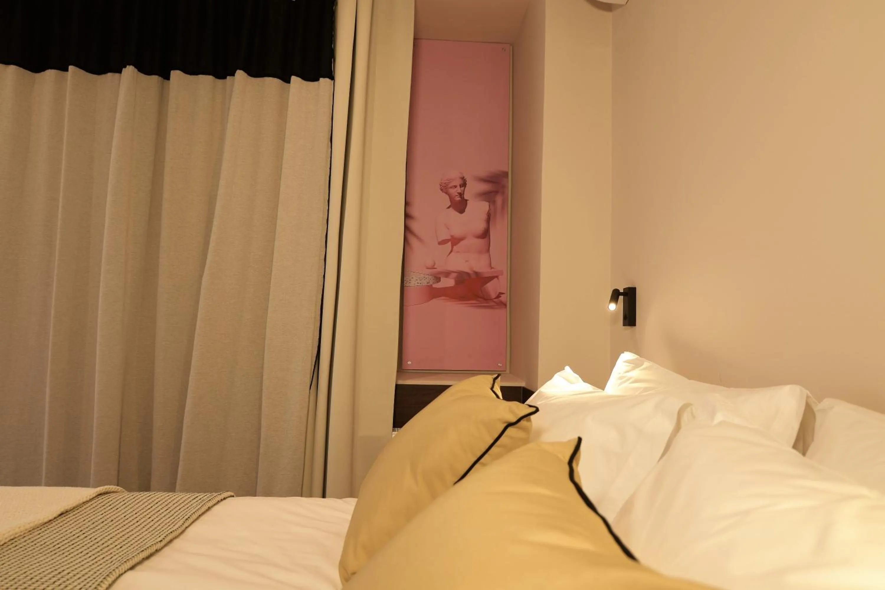Photo of the whole room, Bed in Cityzoe Athens Suites