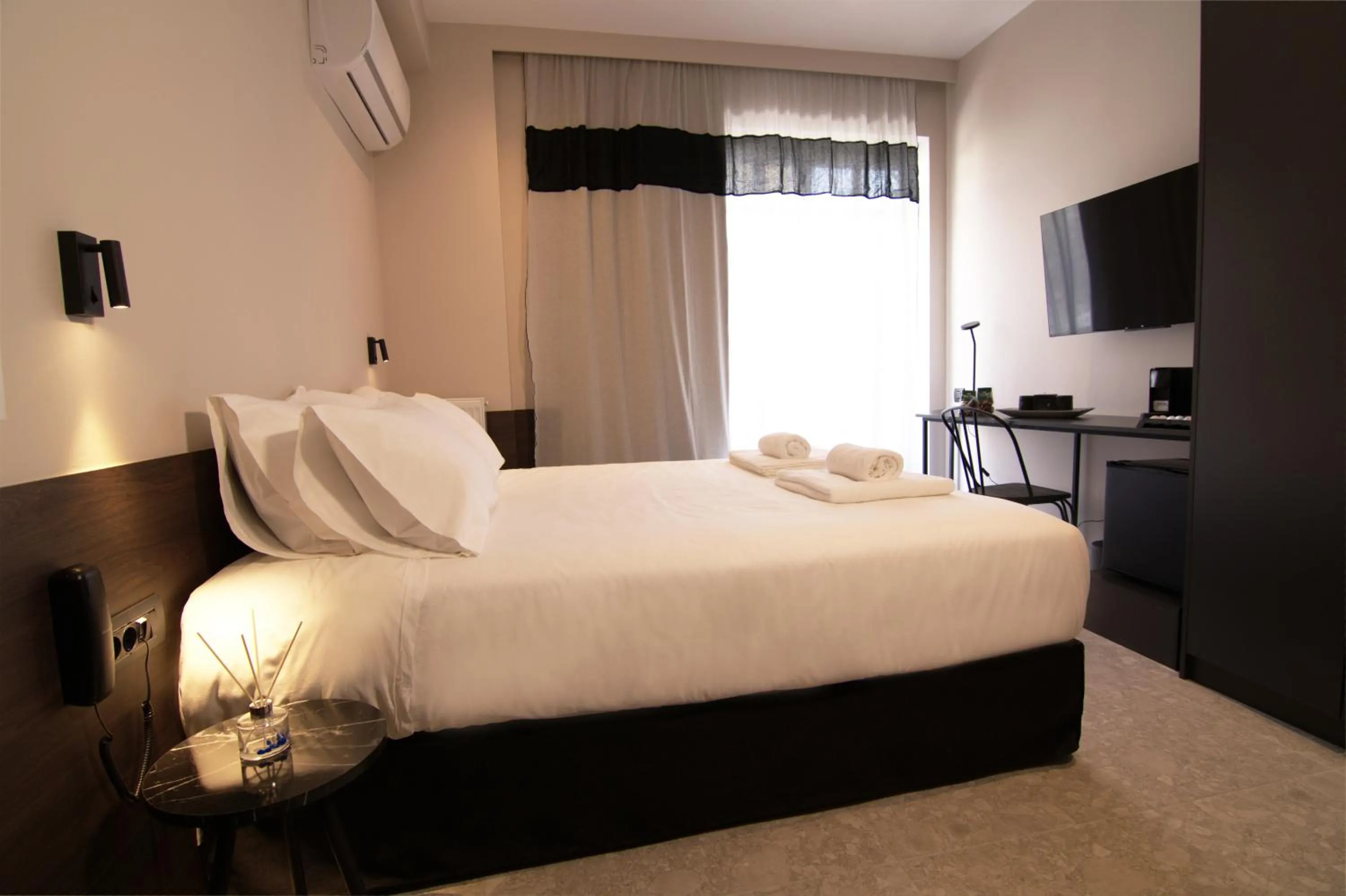 Photo of the whole room, Bed in Cityzoe Athens Suites